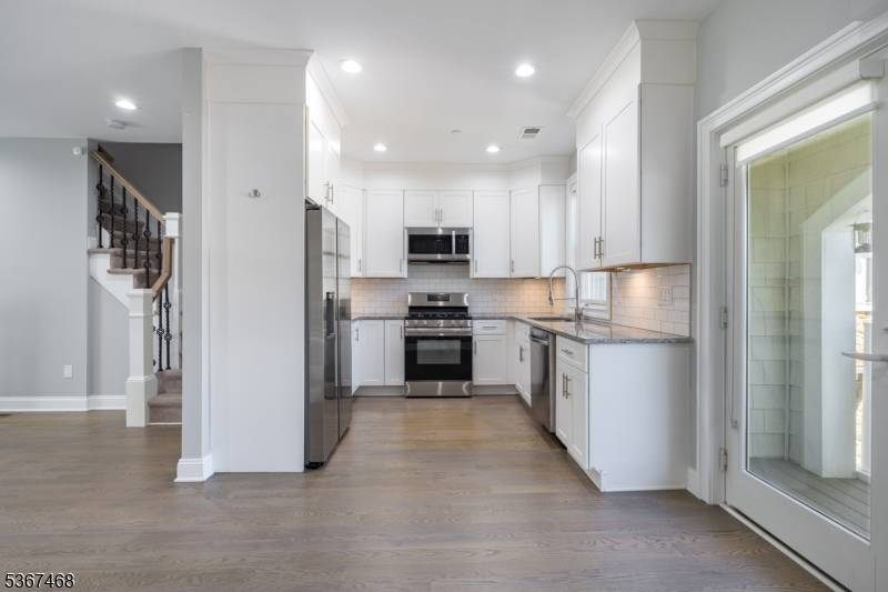 LUXURY 2 BED 2. 1 BATH TOWNHOUSE IN CHARMING NEW PROVIDENCE COMMUNITY CLOSE TO EVERYTHING !