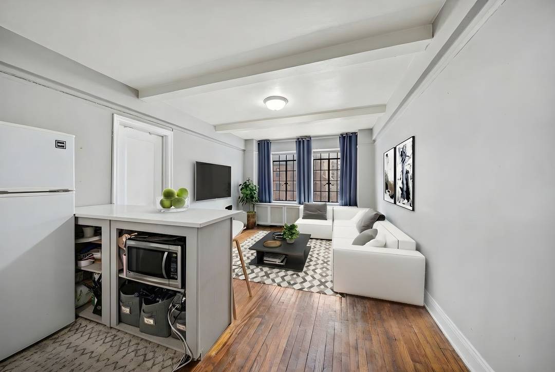 Affordable 1 Bed with 4 Closets and Skyline Views !