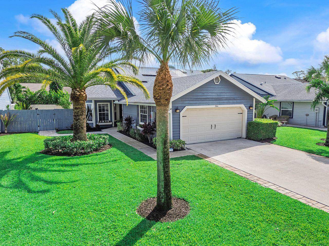Discover this well maintained 2 bedroom, 2 bath home in Wellington's desirable Tree Tops neighborhood.