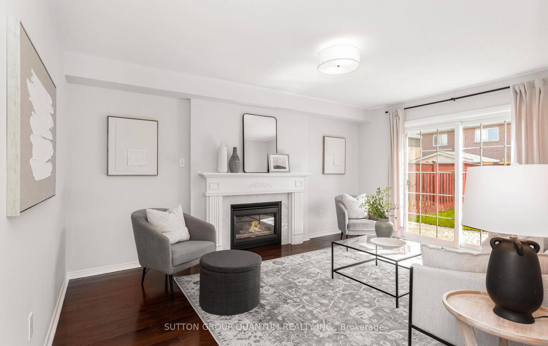 Welcome to this beautifully maintained 2 storey detached home, ideally located in the vibrant and family friendly community of Erin Mills.