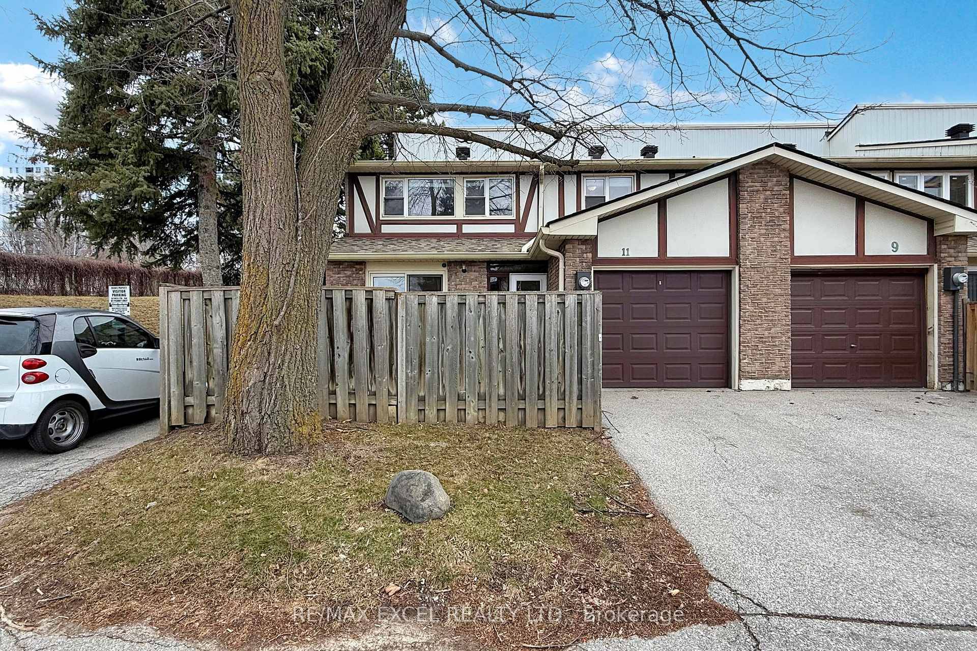 A Great Opportunity To Own This Perfectly Located Th In A Super Family Oriented Neighbourhood.