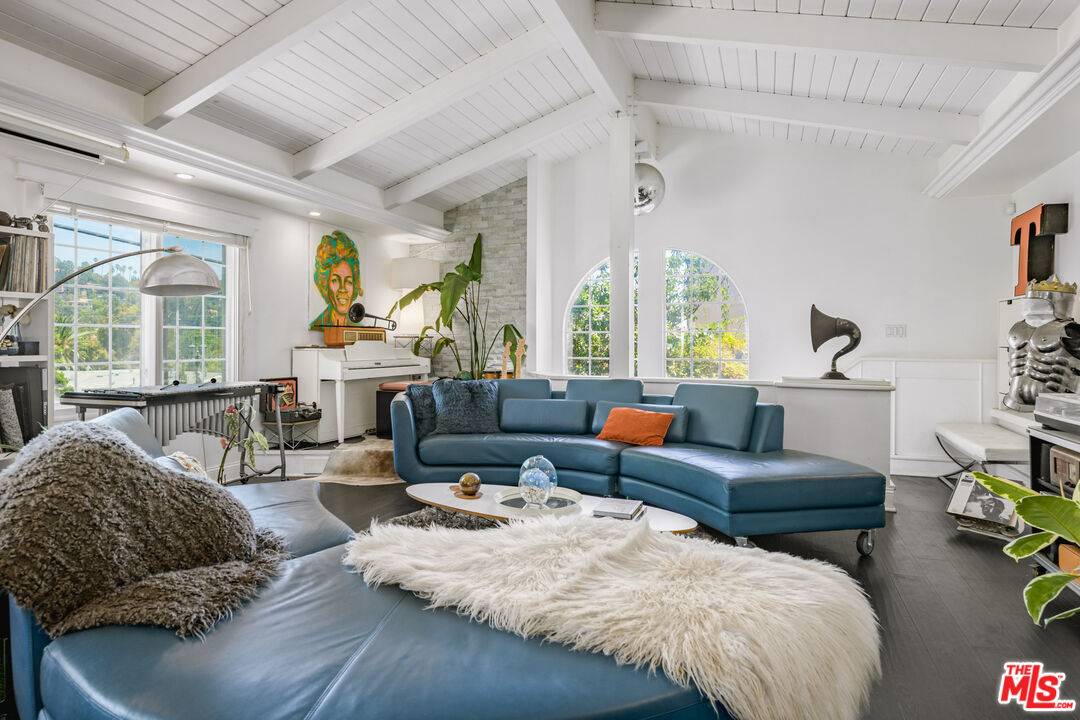 2225  N Cahuenga Blvd 3BR Hollywood Hills East La