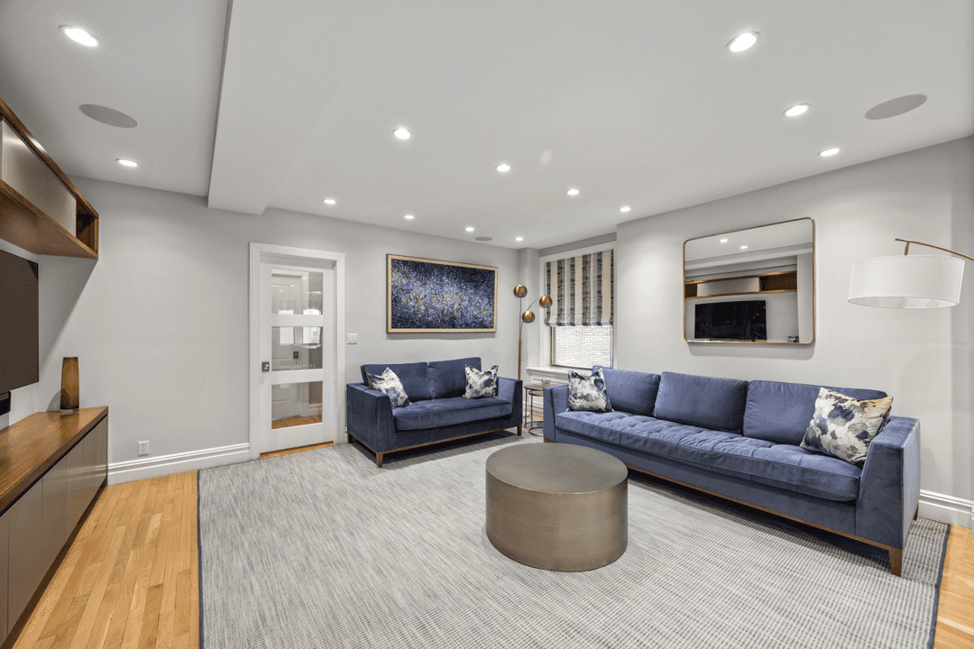 Residence 3GH offers the rare combination of prewar scale and a fully modernized layout within a full service cooperative just off Riverside Drive.