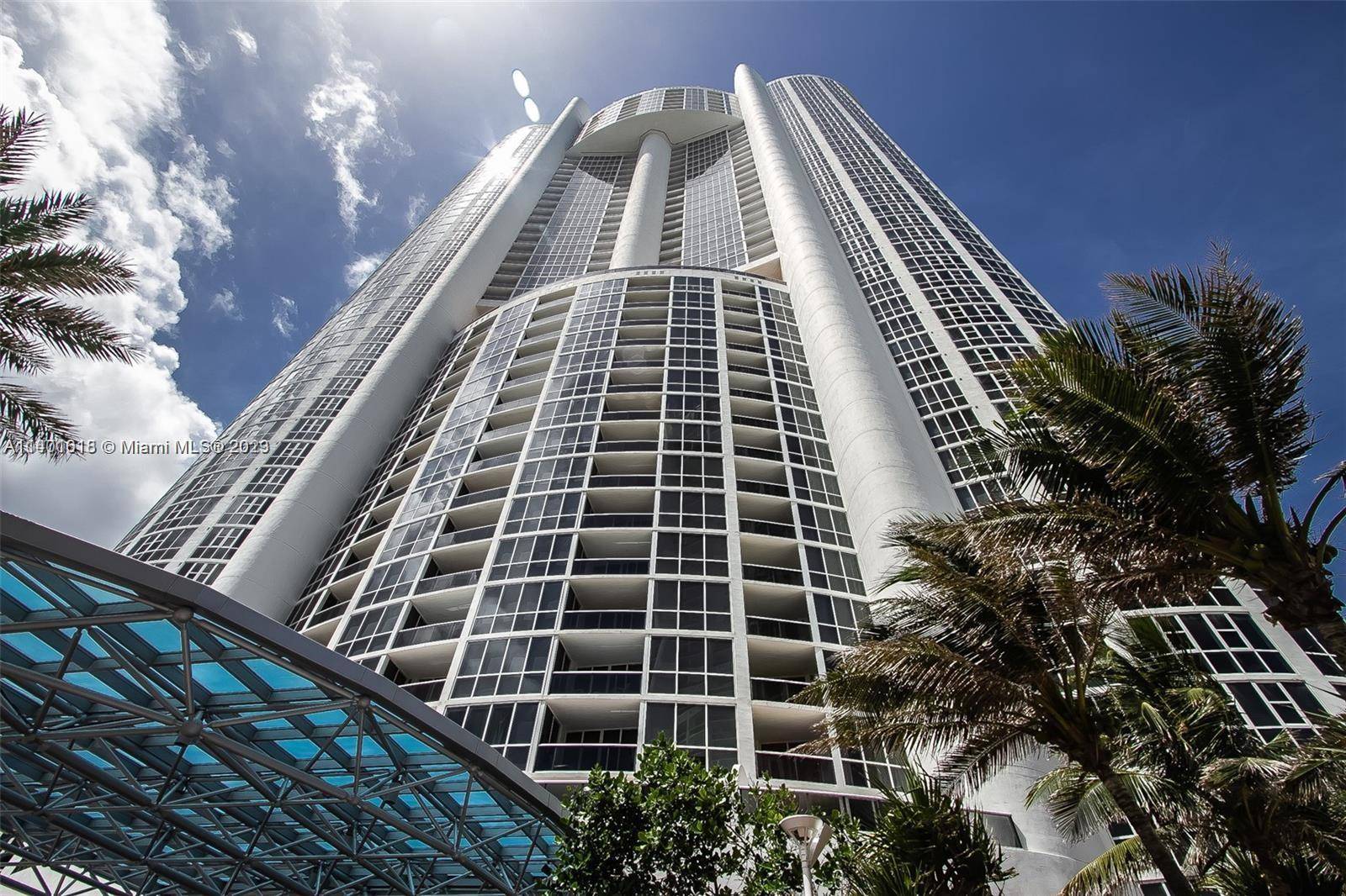 Luxurious 1 bedroom 1. 5 bath unit in Trump Palace.