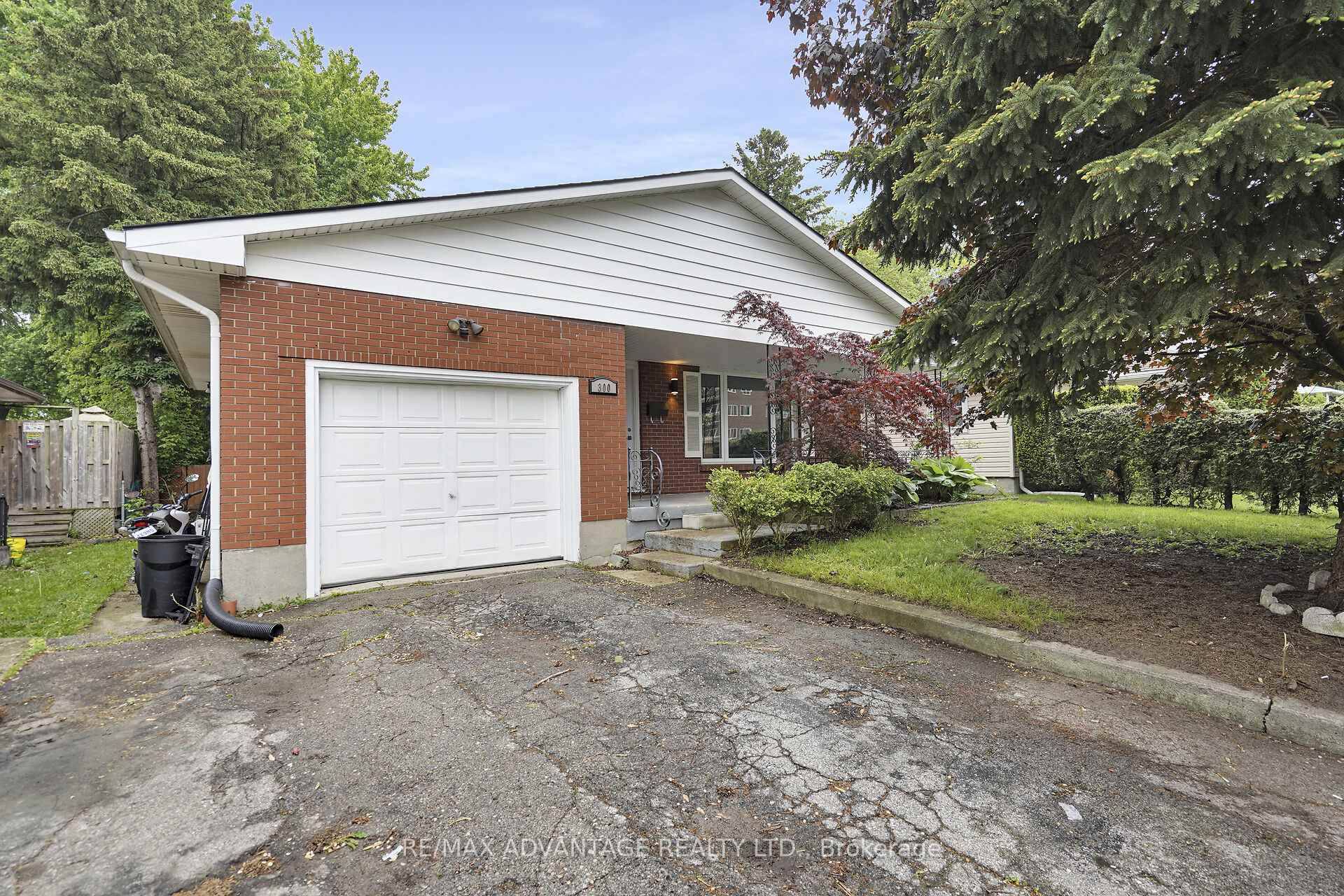 Rare Opportunity ! This spacious 4 level backsplit offers 3 1 bedrooms, 2 kitchens, 2 bathrooms, and the convenience of 2 washers amp ; dryers.