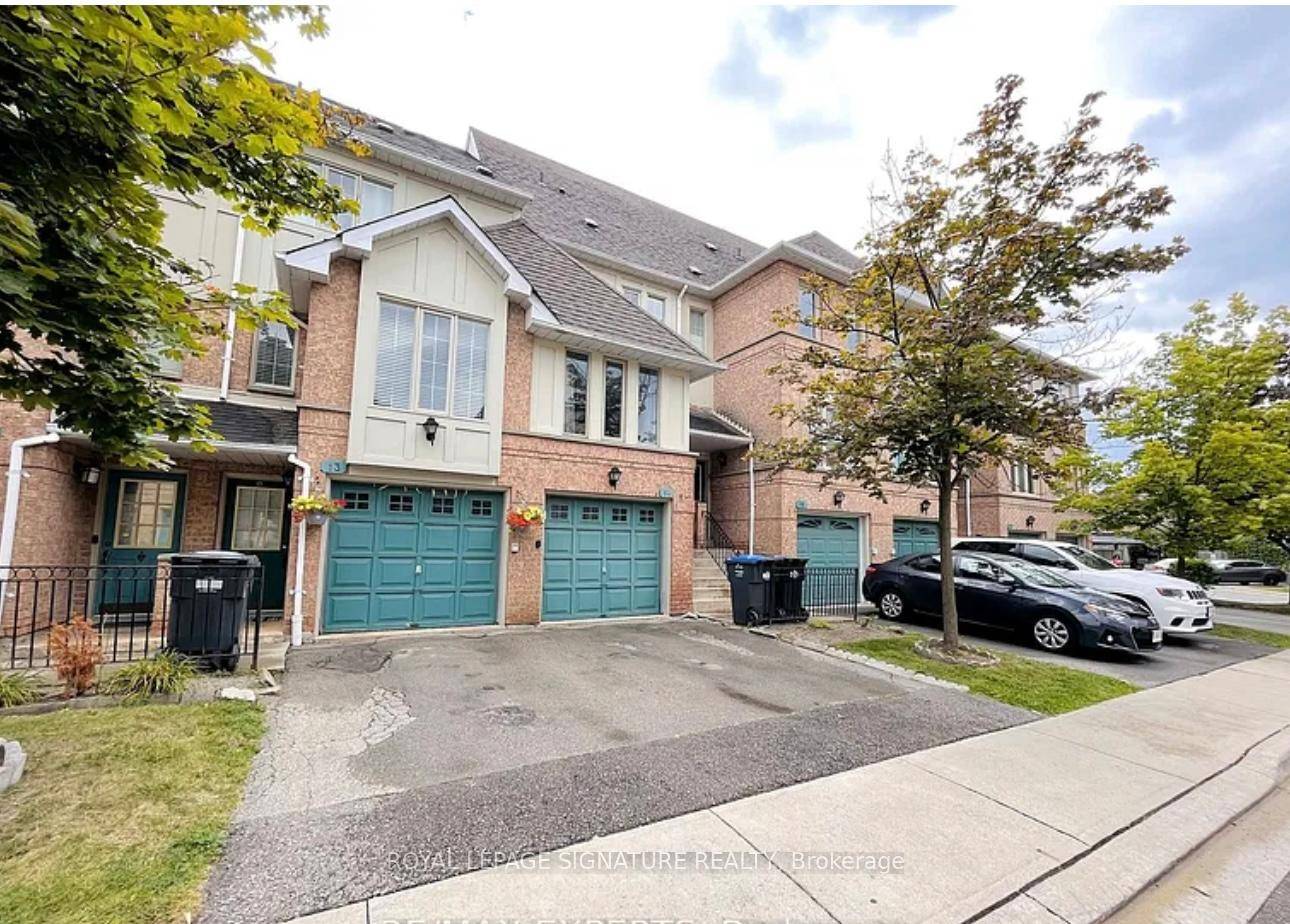 this beautiful Renovated townhouse in the heart of Mississauga features a open concept main floor with a large living and dining area, perfect for family gatherings.