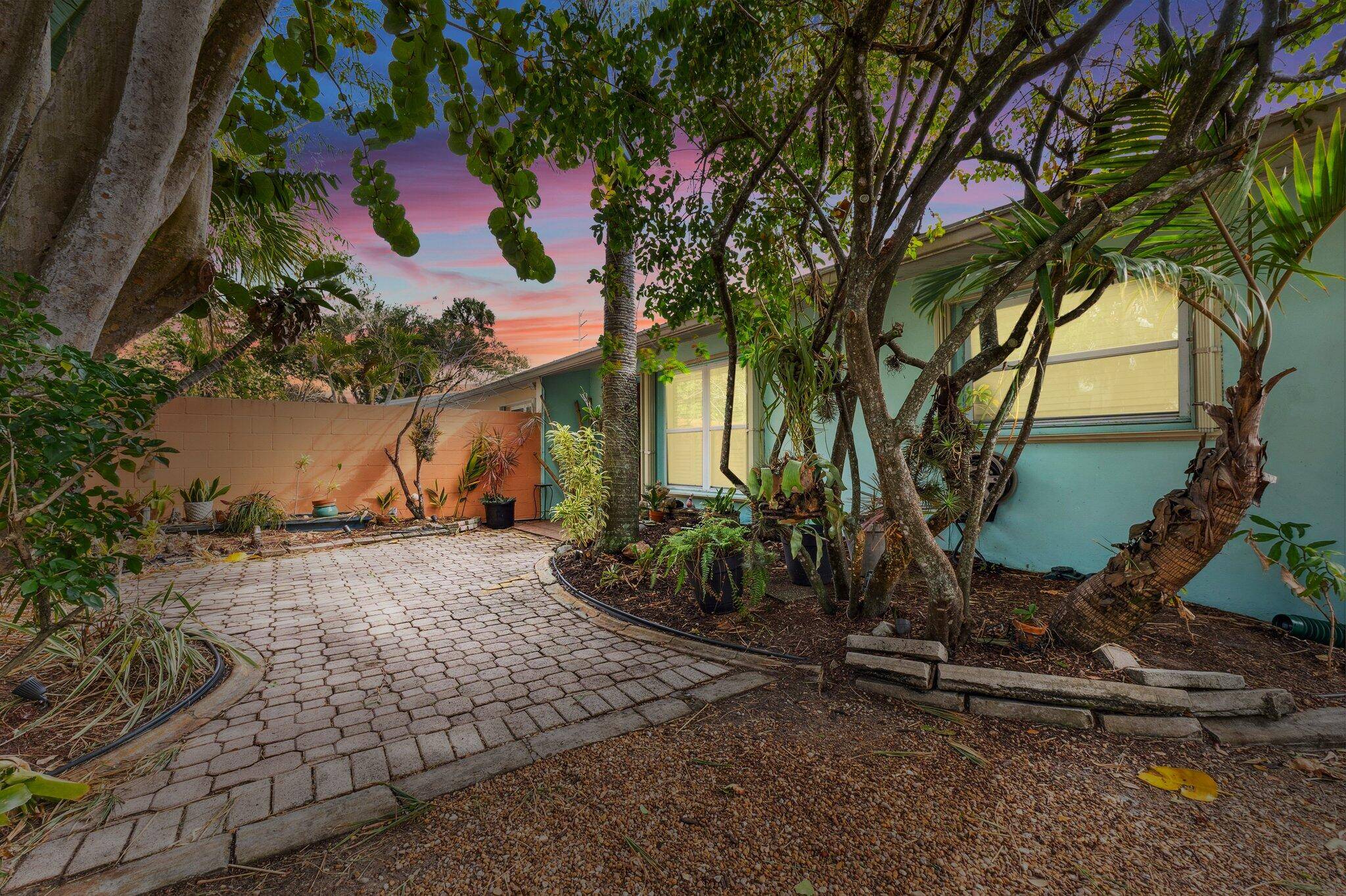 Welcome to this little Stuart Hideaway.