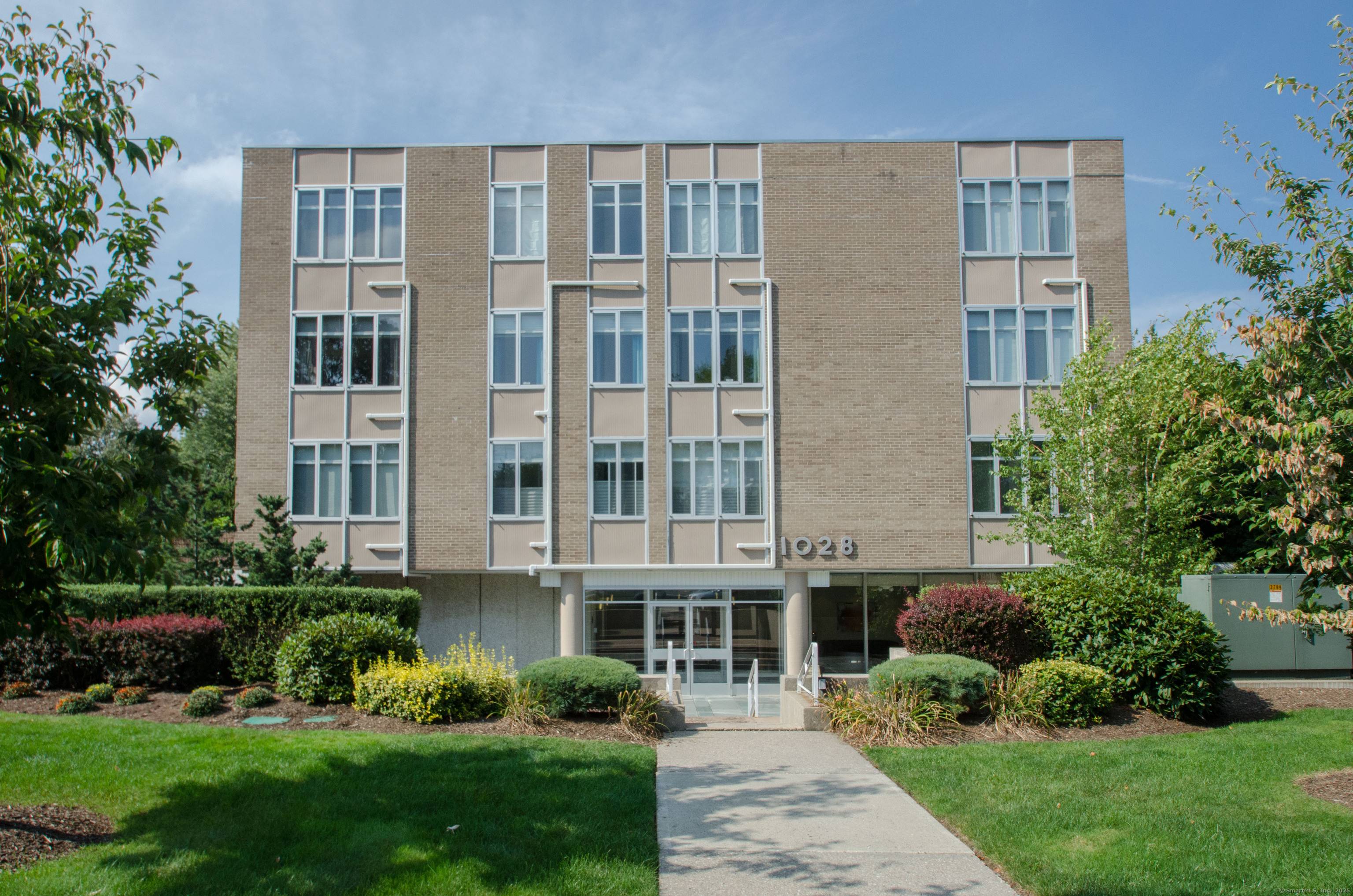 Stunning 2 bedroom apartment just steps from West Harford Center.