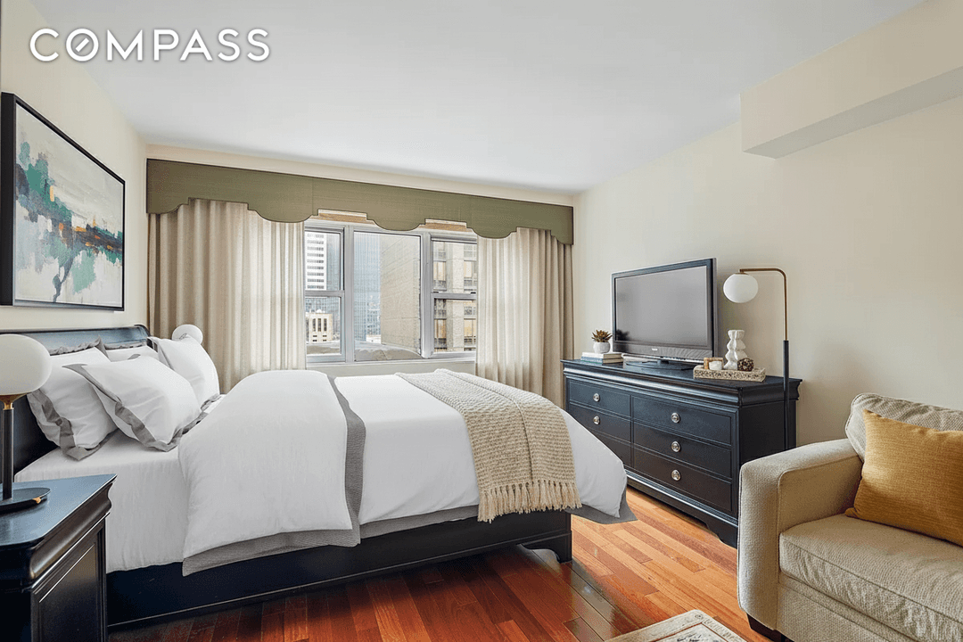 Experience the prime Midtown East lifestyle at Gotham Towne House, located on 57th Street !