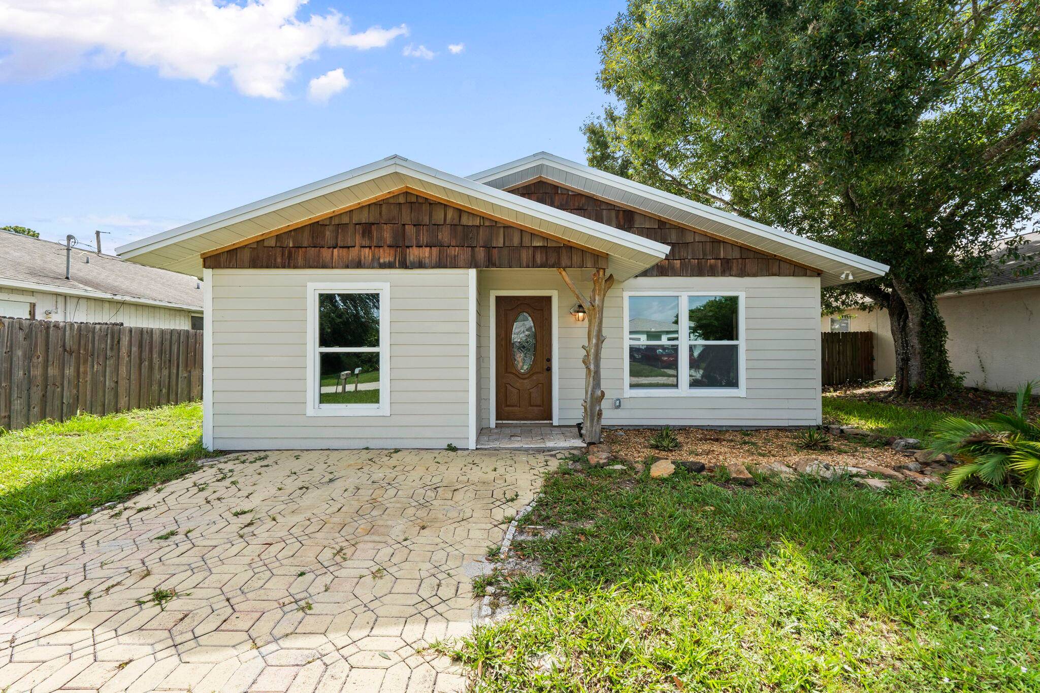New 2024 Roof ! Bonus room can serve as a 3rd bedroom !