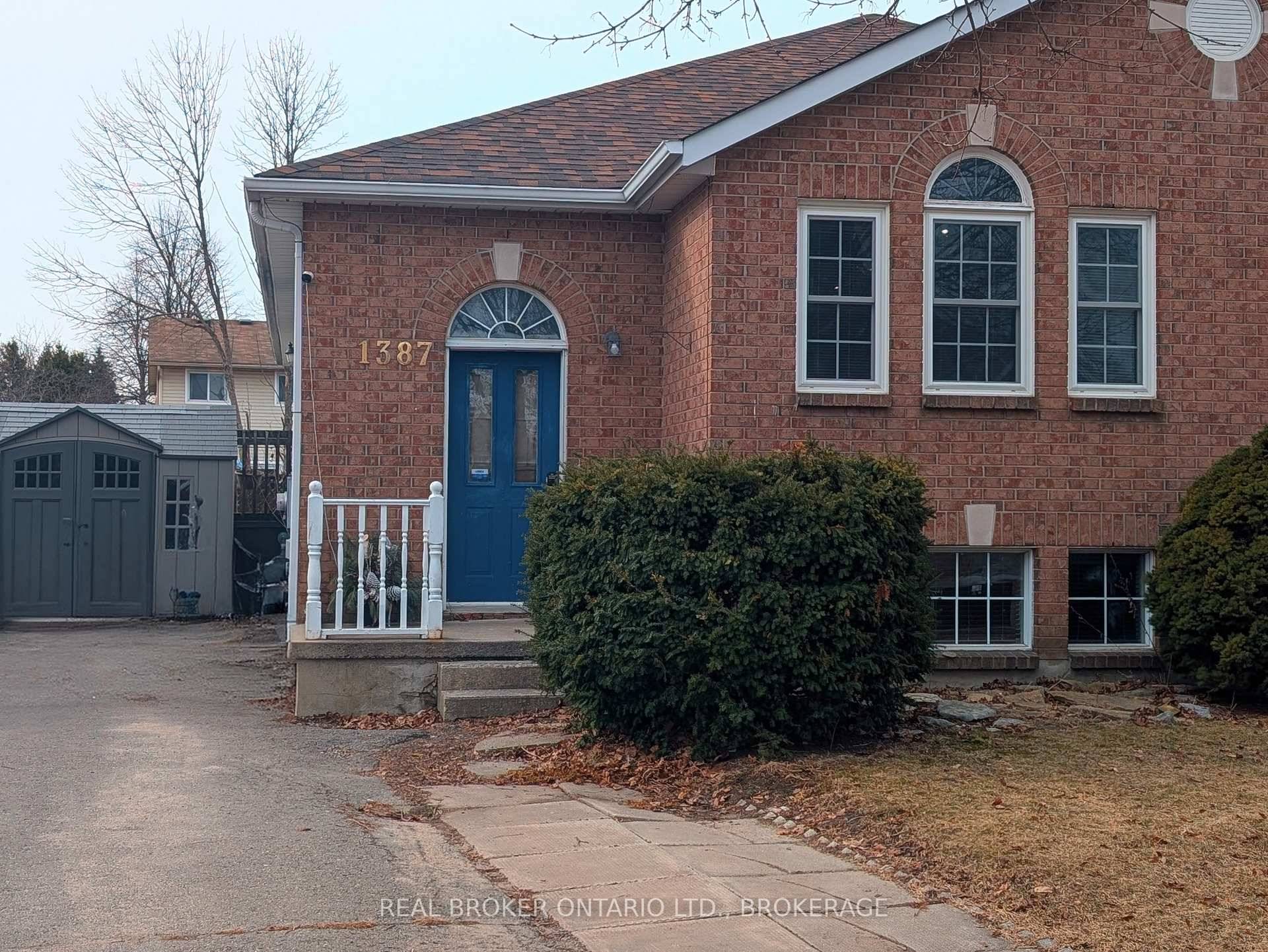 Great home in the family friendly Cataraqui Woods neighbourhood !