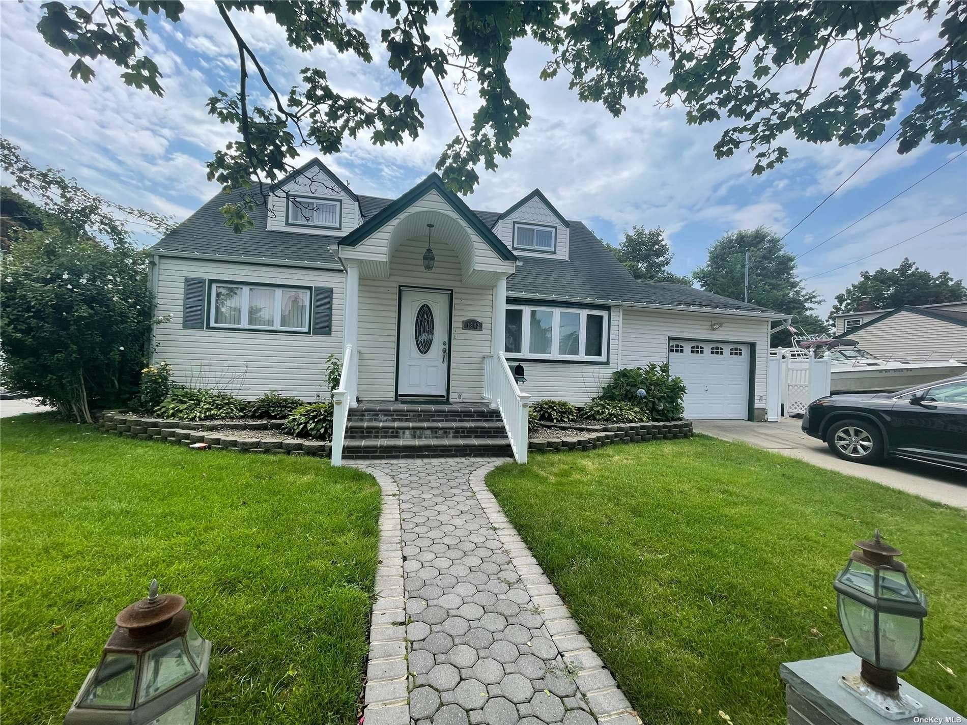 East meadow detached single family house, close to Eisenhower park and Hofstra University, a few minutes driving distance to Ranch 99 super market and Roosevelt mall, this particular rental property ...