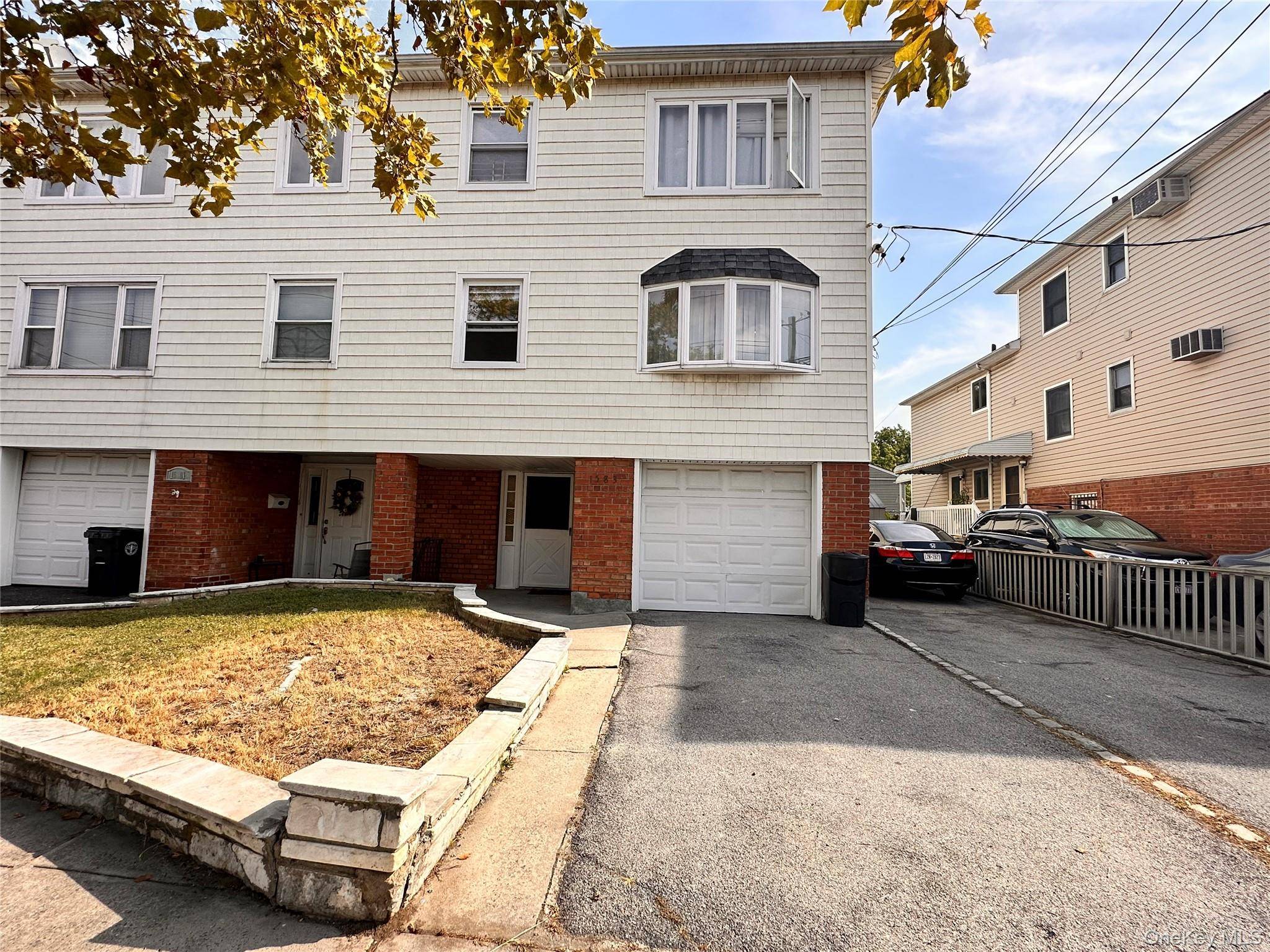 Beautiful amp ; Well Kept Duplex in Bayside is Available for Immediate Occupancy In Bayside.