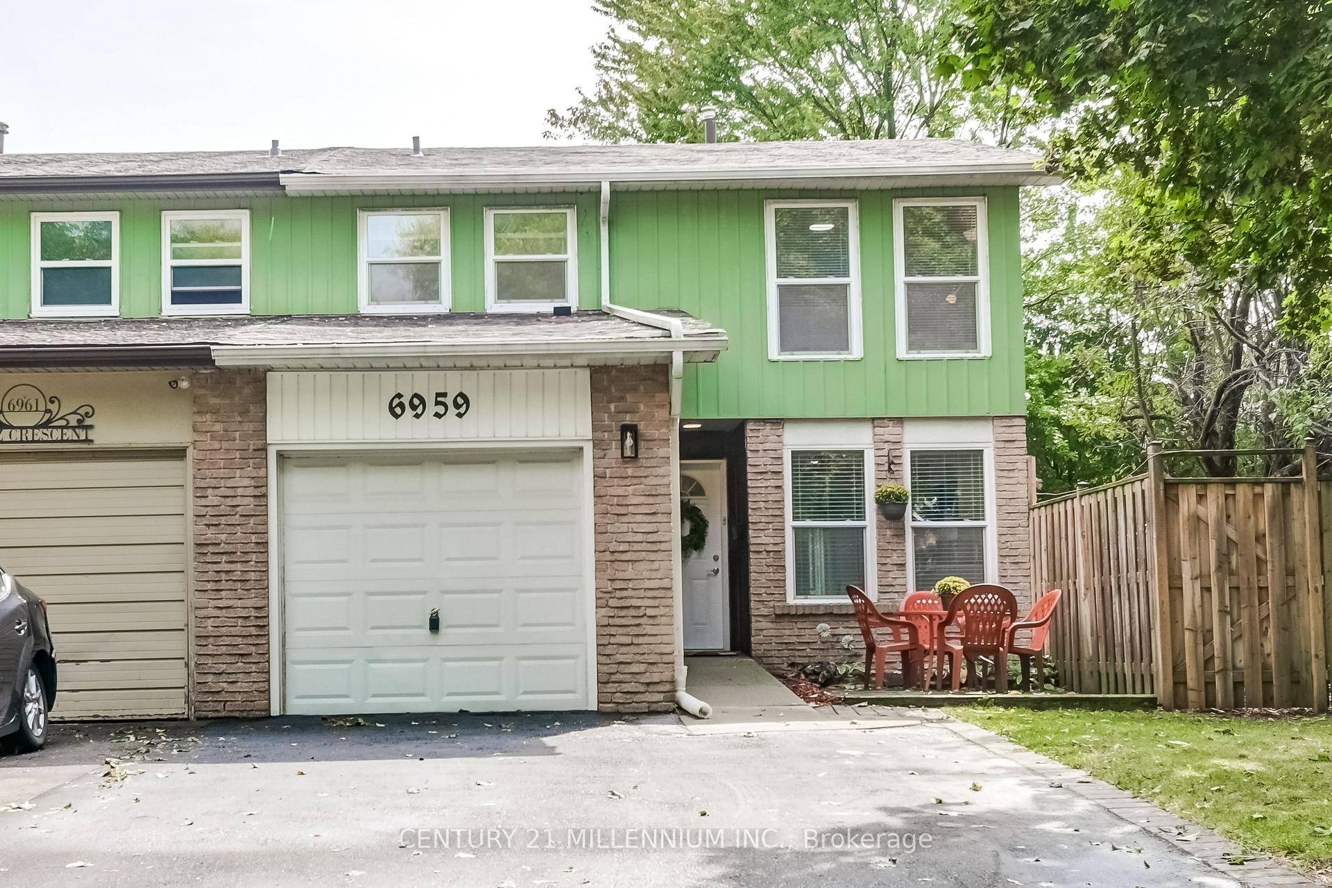 Move in ready, this awesome semi detached 1318 sq ft per MPAC home features a renovated kitchen, three spacious bedrooms upstairs, hardwood or laminate flooring throughout, main floor laundry, garage ...