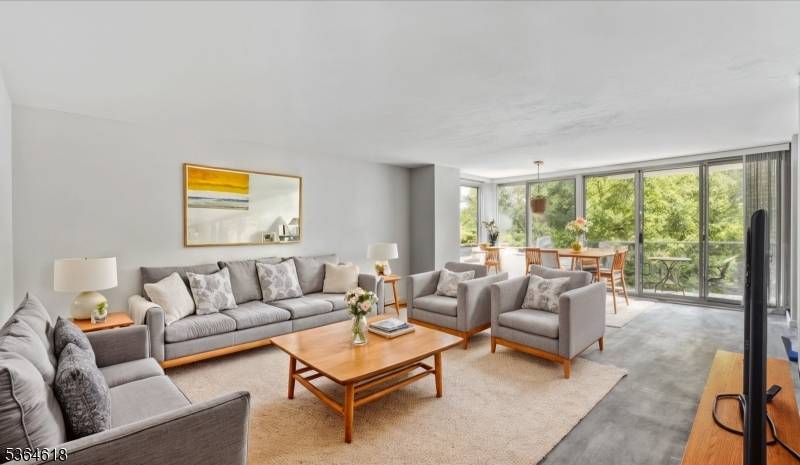 A popular east facing unit with fantastic views NYC winter skyline and providing ample space to enjoy spacious rooms in Claridge 1 which offers the utmost in amenities and concierge ...