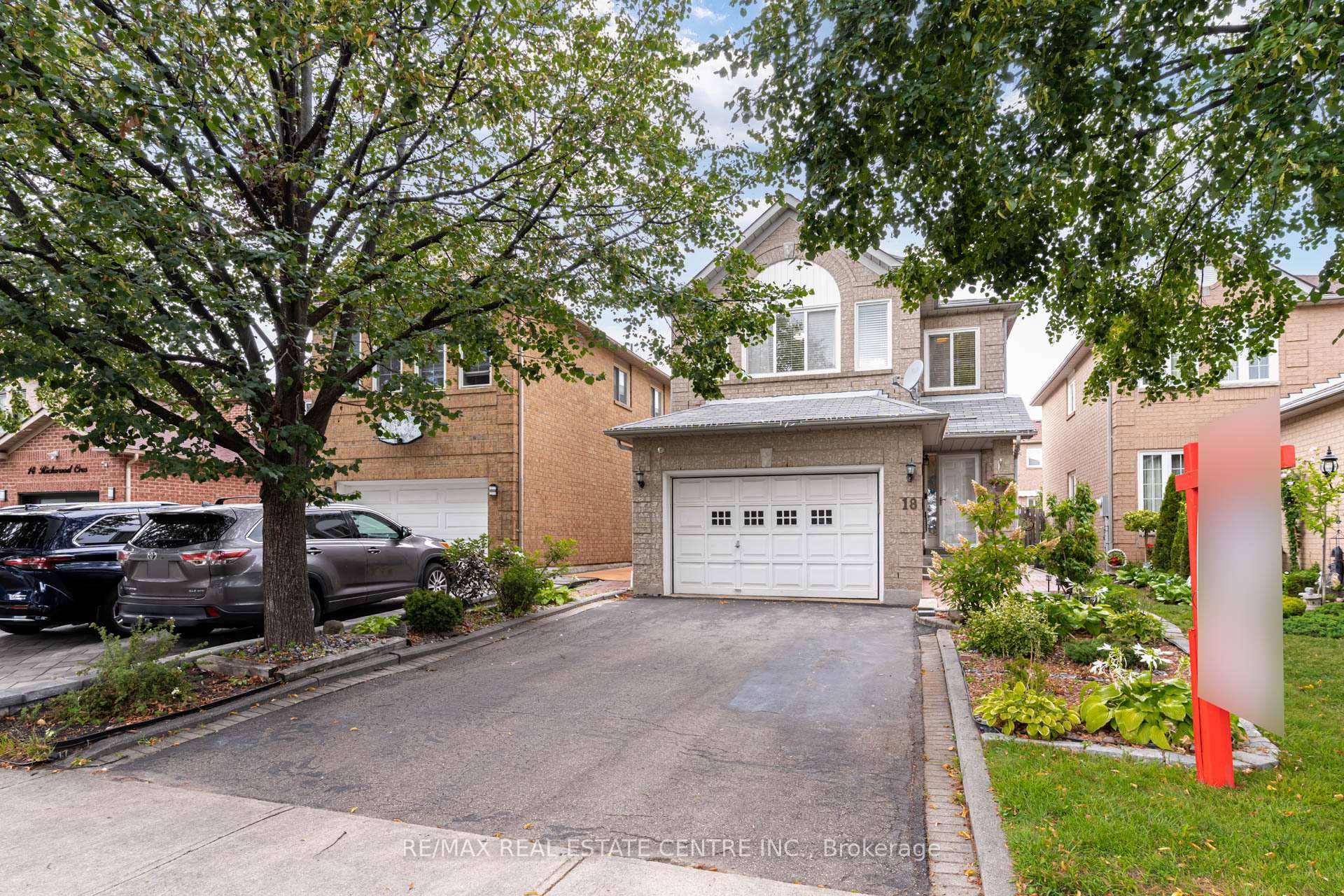 Welcome to this stunning 2 storey home, nestled on a professionally landscaped lot in a quiet amp ; highly sought after neighborhood close to major highways and an abundance of ...