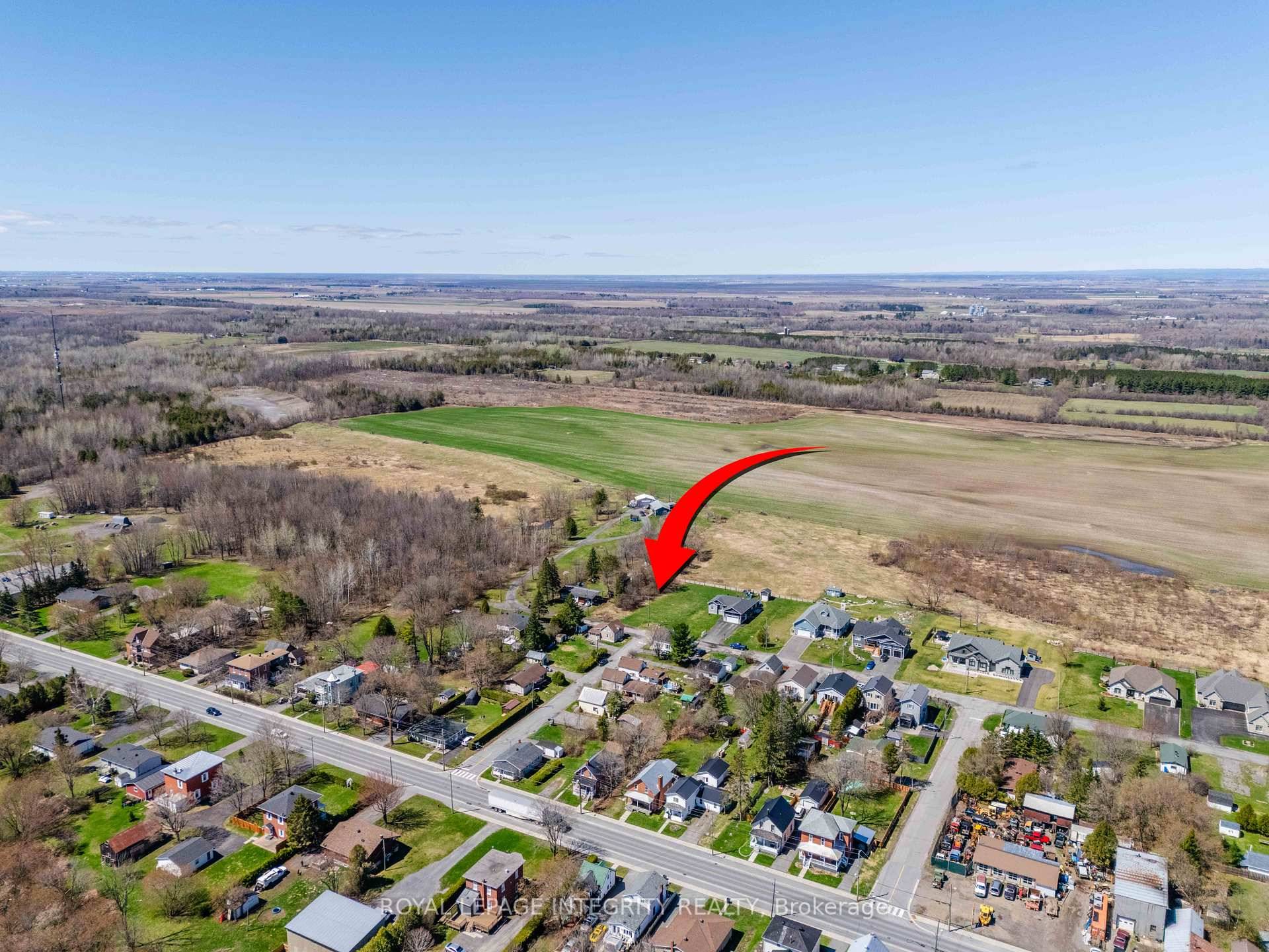 BUILDING LOT IN VANKLEEK HILL !