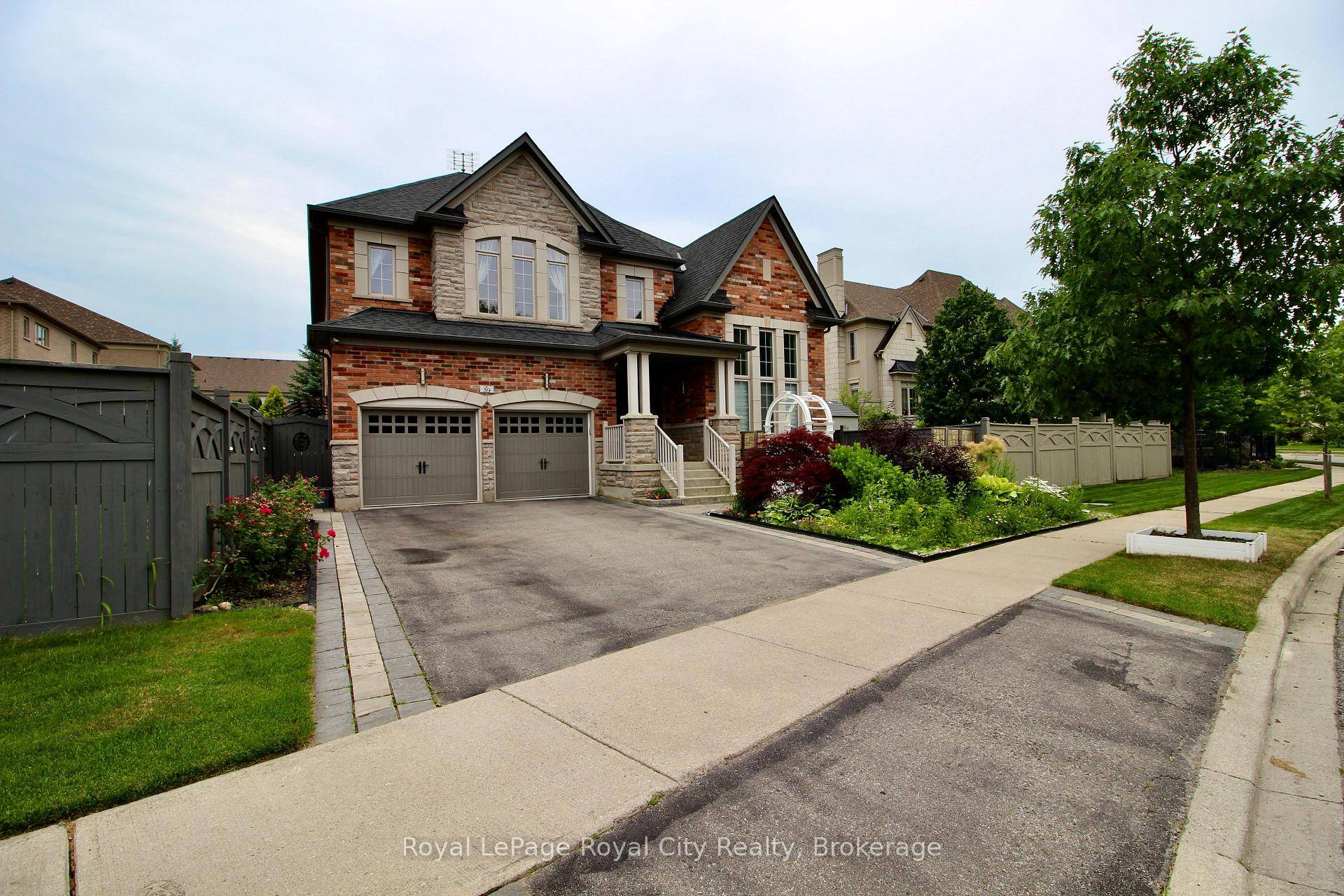 Welcome to 39 Dalmeny Drive a rare offering in coveted Estates of Credit Ridge with over 4650sqft of finished living space.