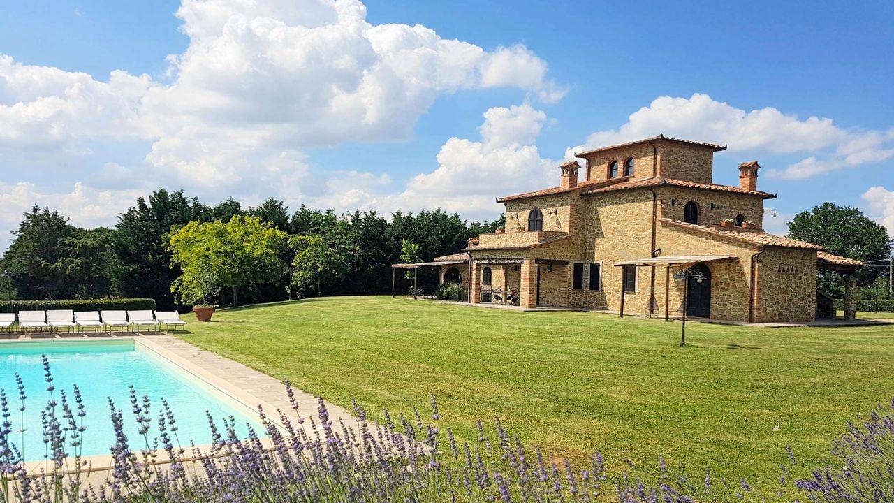 Stone farmhouse used as a B&B with lake view, swimming pool, outbuilding, land and 7 rooms for sale in Umbria.