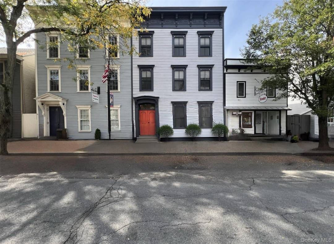 ON HUDSON's HISTORIC PROPRIETORS ROW On Warren Street's historic Proprietors Row, this 1800s Federal gem has been reborn as a modern, two unit residence that balances historic elegance with today's ...
