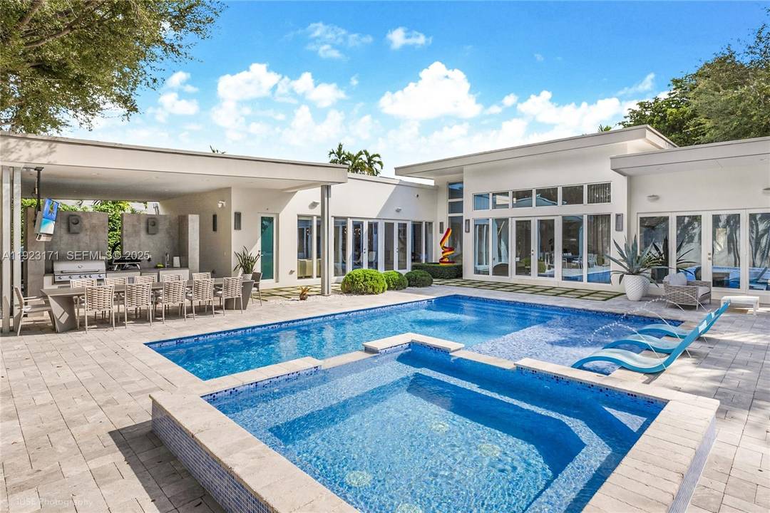 This luxury single story modern residence offers 5 bed 5.