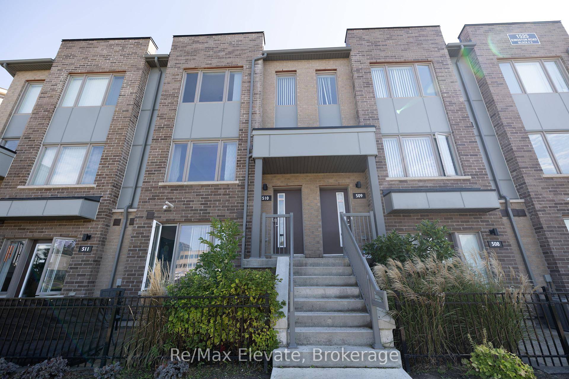 Beautiful 3 Bedroom 3 Bathroom Townhome In The Heart of Pickering !