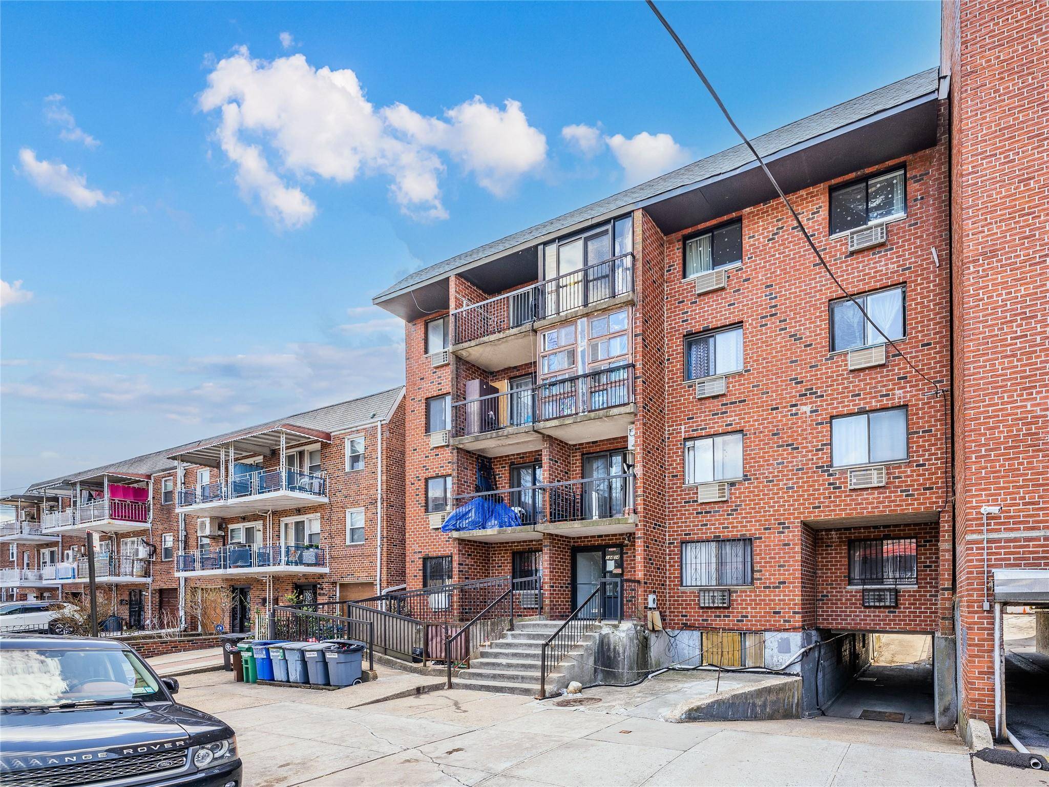 Flushing beautiful 2 bedrooms condo with 1 bathrooms about 609 soft.