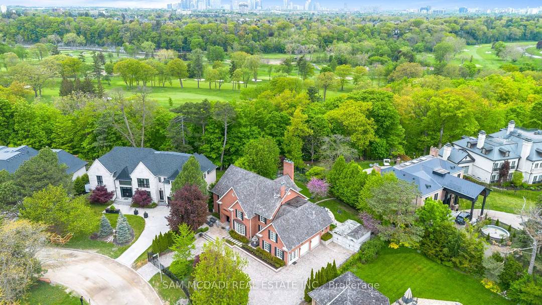 Immerse yourself in the sought after Sheridan community w this lovely estate backing onto the legendary Mississauga Golf amp ; Country Club.