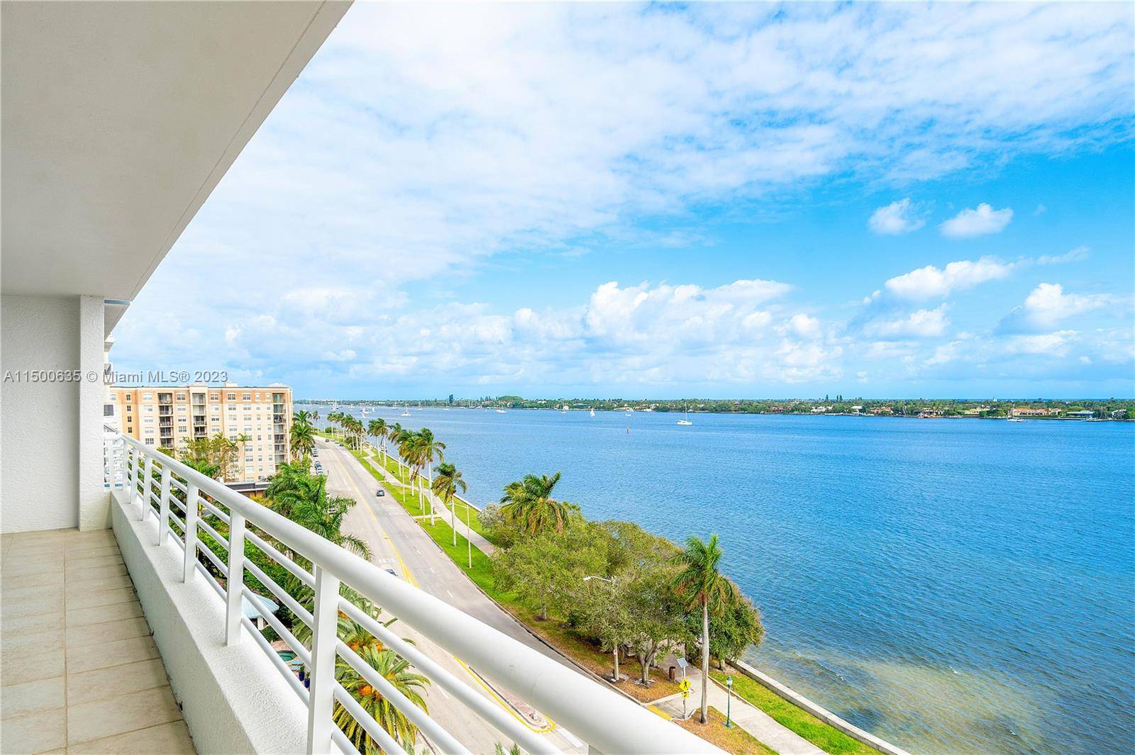 Welcome to a lavish retreat in the heart of West Palm Beach !