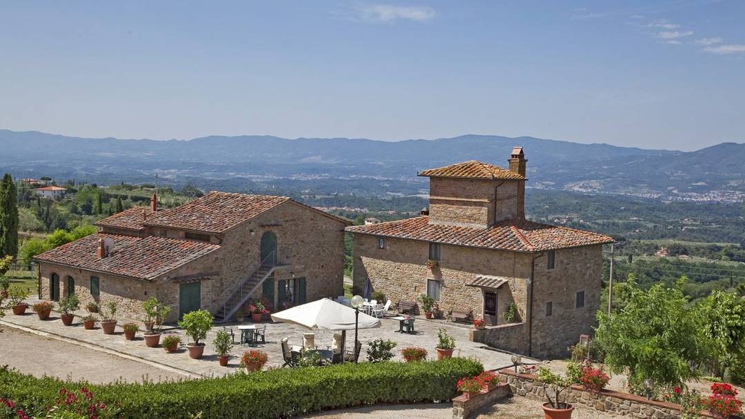 Property with country house, outbuildings, restaurant, pool and 8 ha of land for sale in a panoramic position in Reggello, close to Florence, Tuscany.