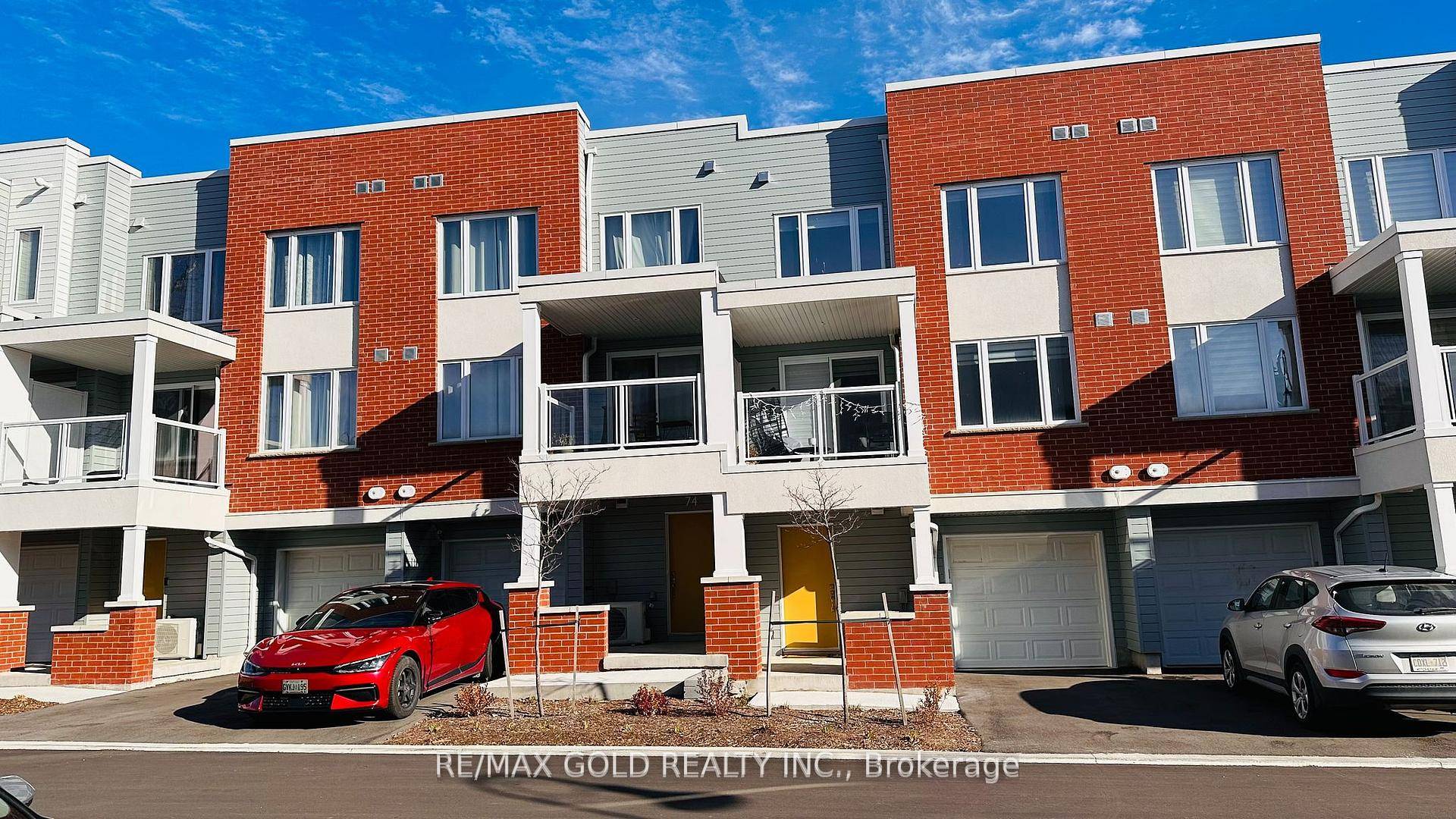 Step into this stunning 3 storey townhouse !