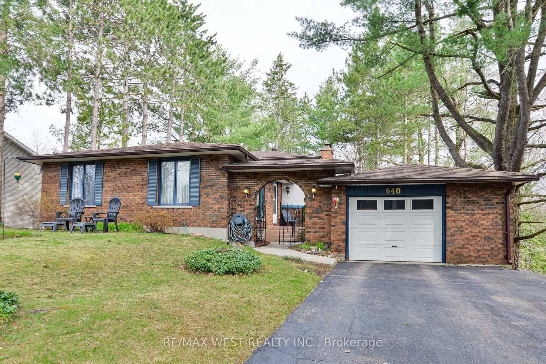 Discover this strong and well maintained backsplit home nestled in the heart of Gravenhurst.