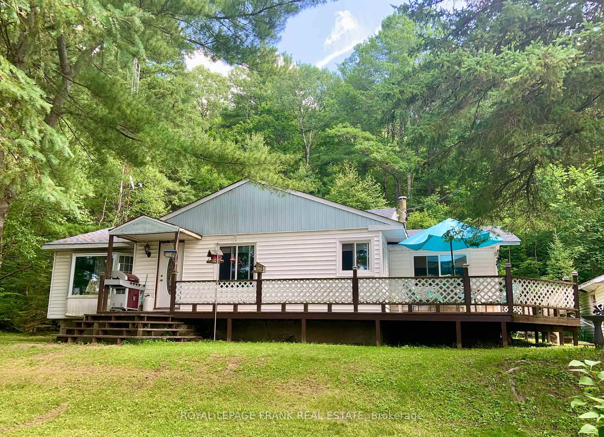 Discover an exceptional opportunity to own a unique live work property !