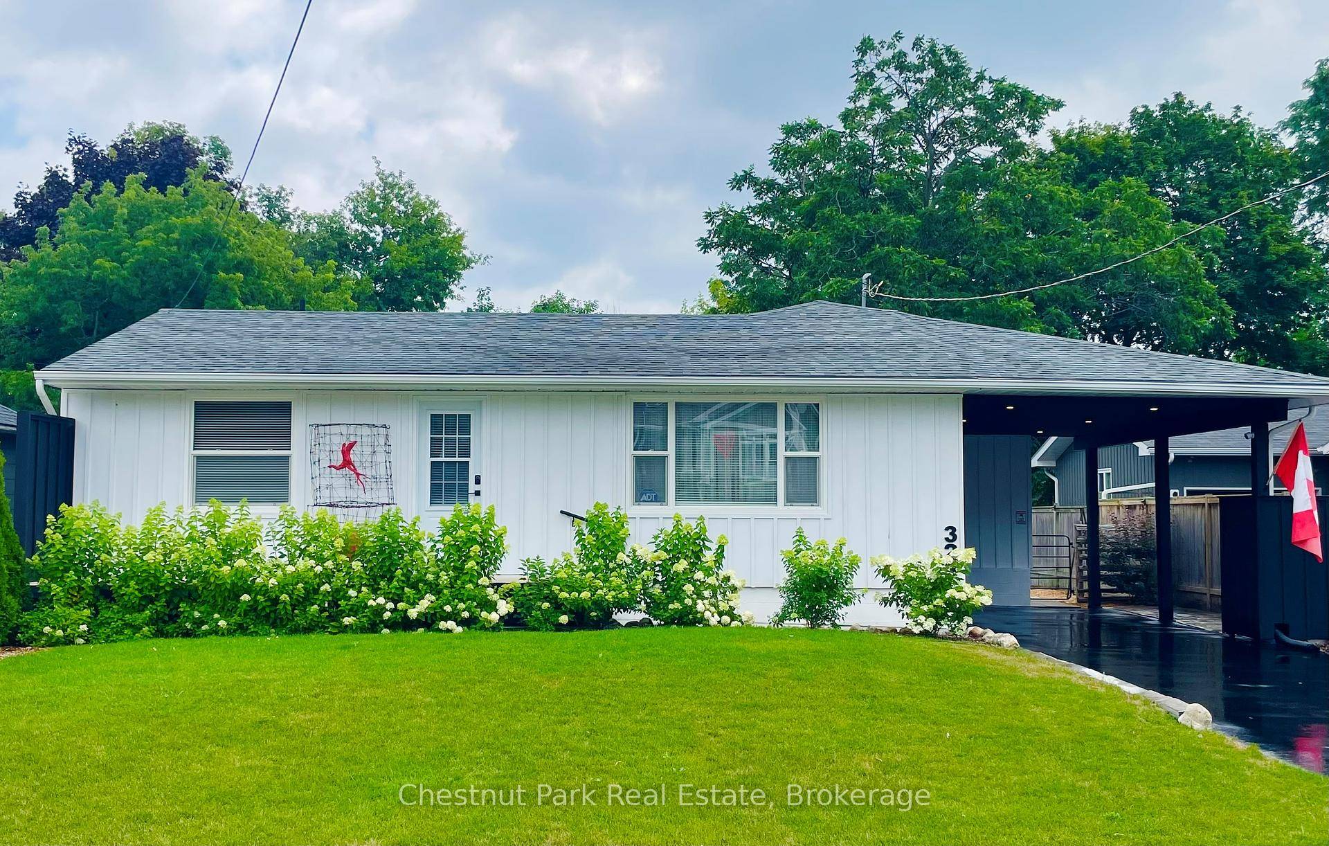 With approx 2209 of meticulously finished square footage this is your opportunity to live on one of Collingwood's desirable TREE streets just a short walk to restaurants, shops, amenities and ...
