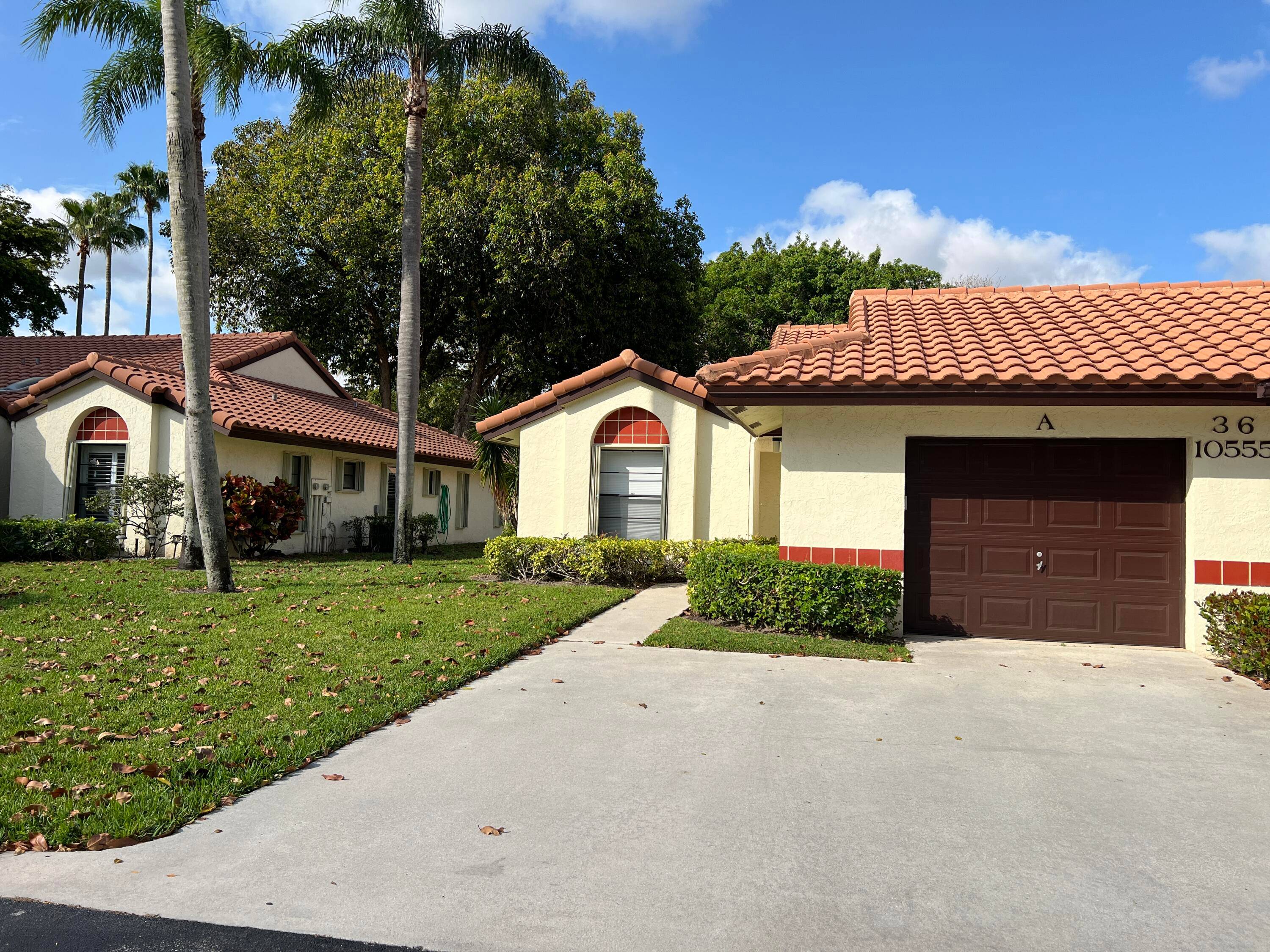 This villa is located in quiet Palm Chase w wonderful 300 SF screened patio overlooking a shaded greenbelt shaded with trees.