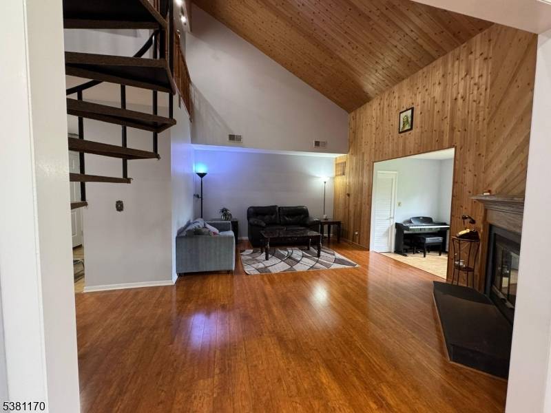 Welcome to well maintained Condo in North Edison !