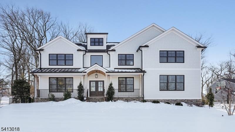 Welcome home to this fantastic property on Rising Way on the North Side of Westfield !