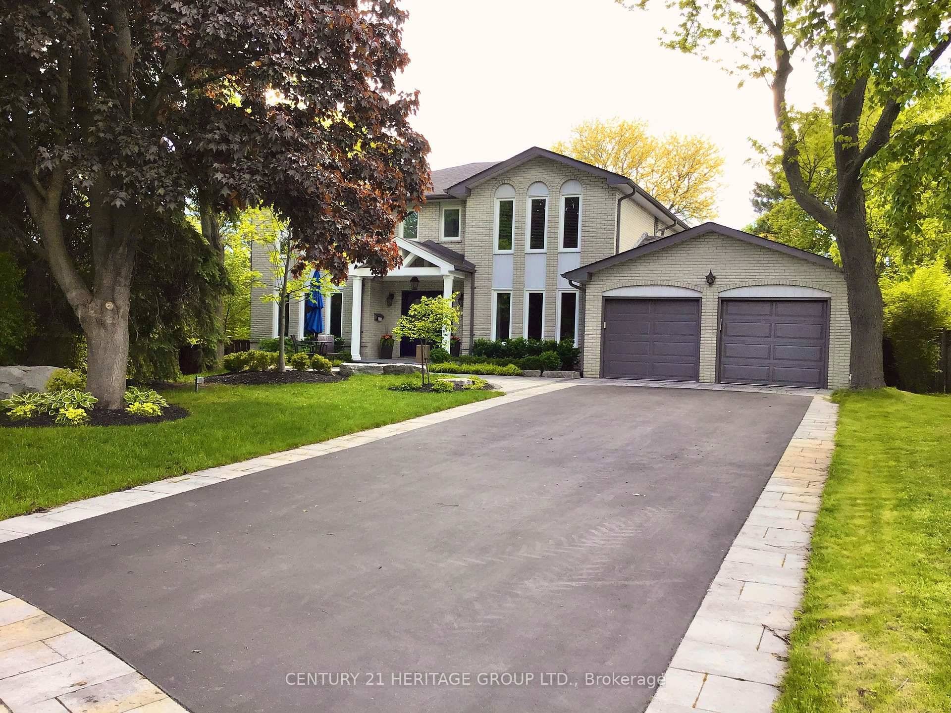 Welcome to an elegant, spacious executive home located on a quiet, family friendly cul de sac in Thornhill's picturesque Pomona Valley.