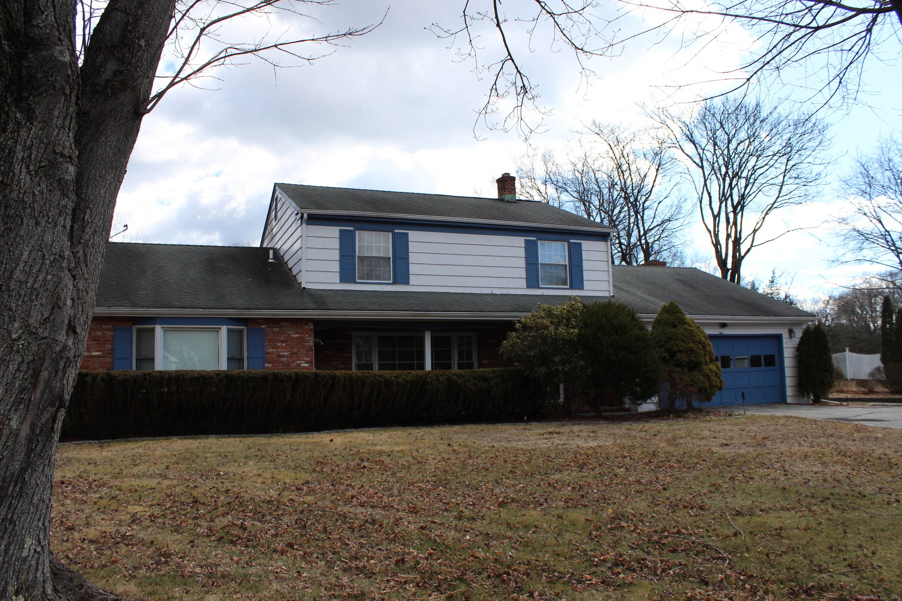 Fabulous 5 Bedroom Cape on a Picturesque Pond Welcome to this charming 5 bedroom Cape nestled beside a serene pond perfect for those who love peaceful views and outdoor entertaining.