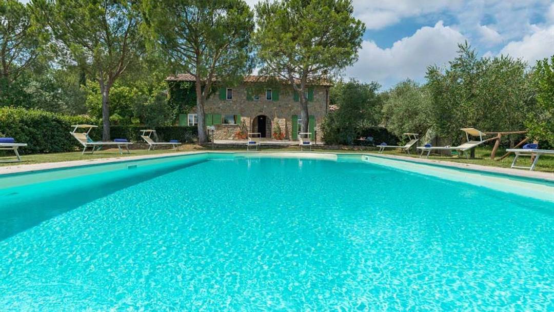 Recently restored country house for sale in Cortona, Tuscany, nice position. The estate is at a very short distance from Umbria and the Trasimeno Lake