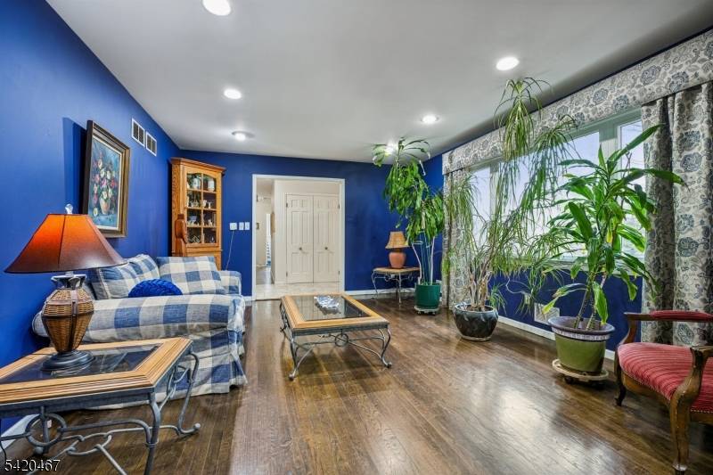 Spacious, well maintained ranch in a prime St.