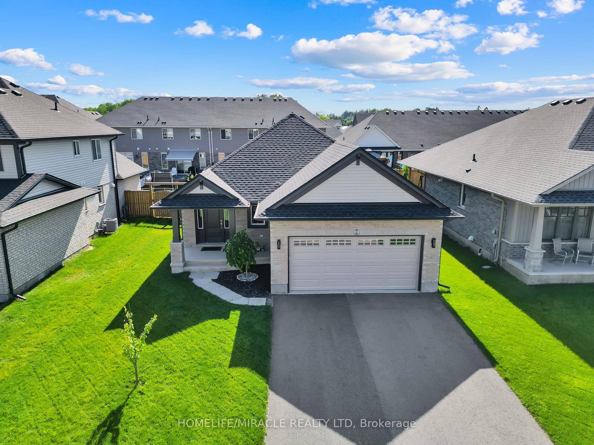 Welcome to this beautiful Hayhoe build 2 bedroom detached Bungalow which is a true Gem in all aspects in a quiet neighborhood in the beautiful town of Tillsonburg.