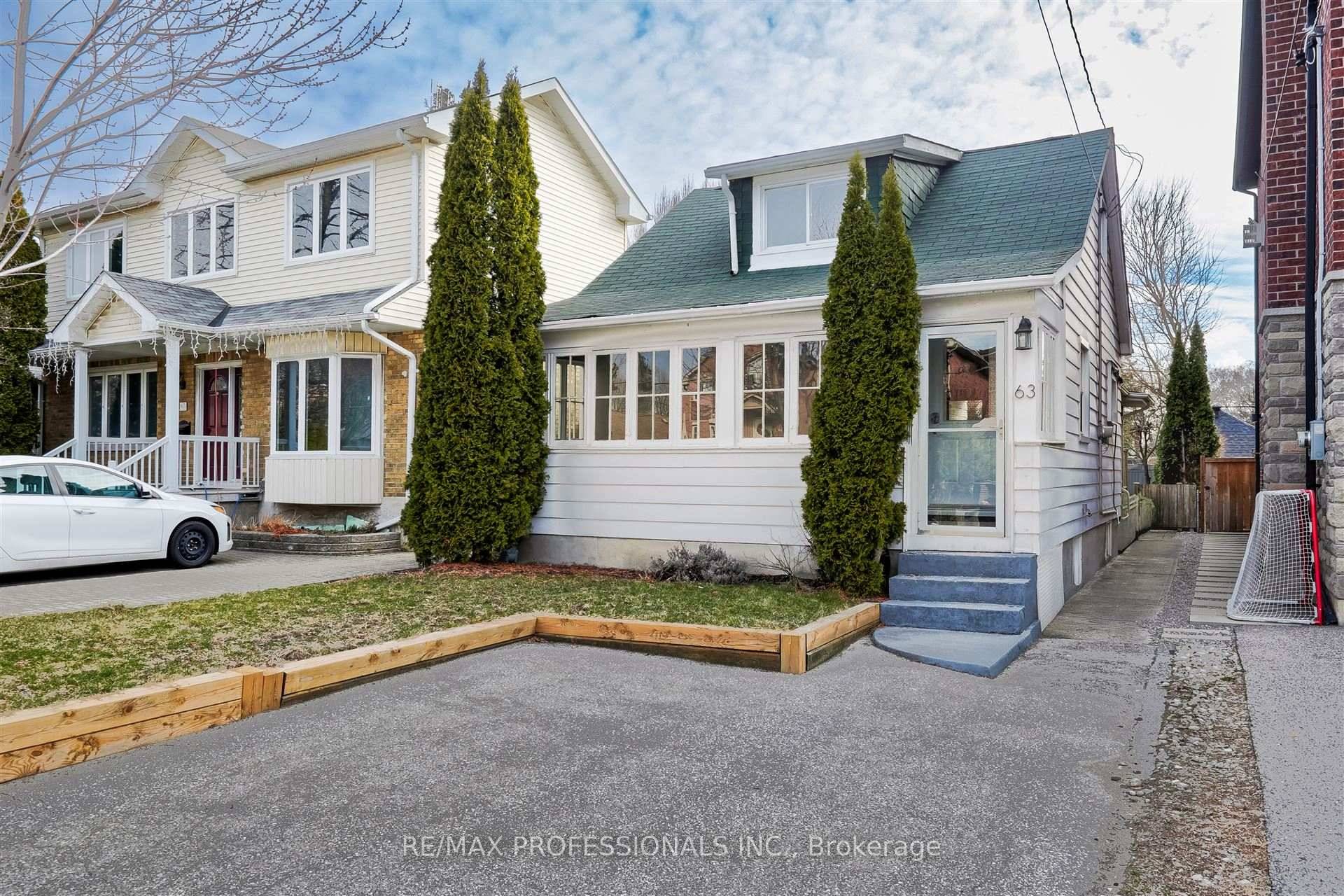 Opportunity knocks ! Entry level in Humber Bay.