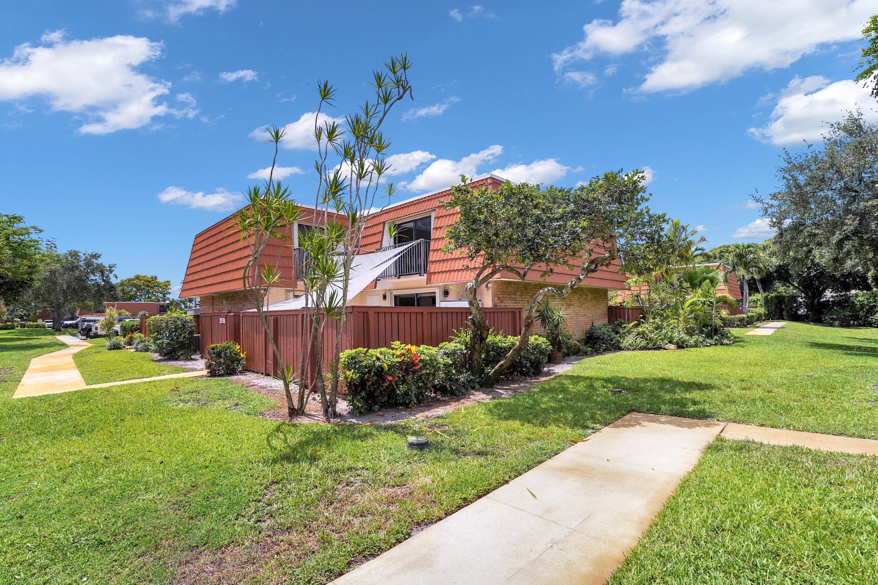 Spacious 2BD 2. 5BA townhouse in the desirable Waterford Courtyards of Deerfield Beach.