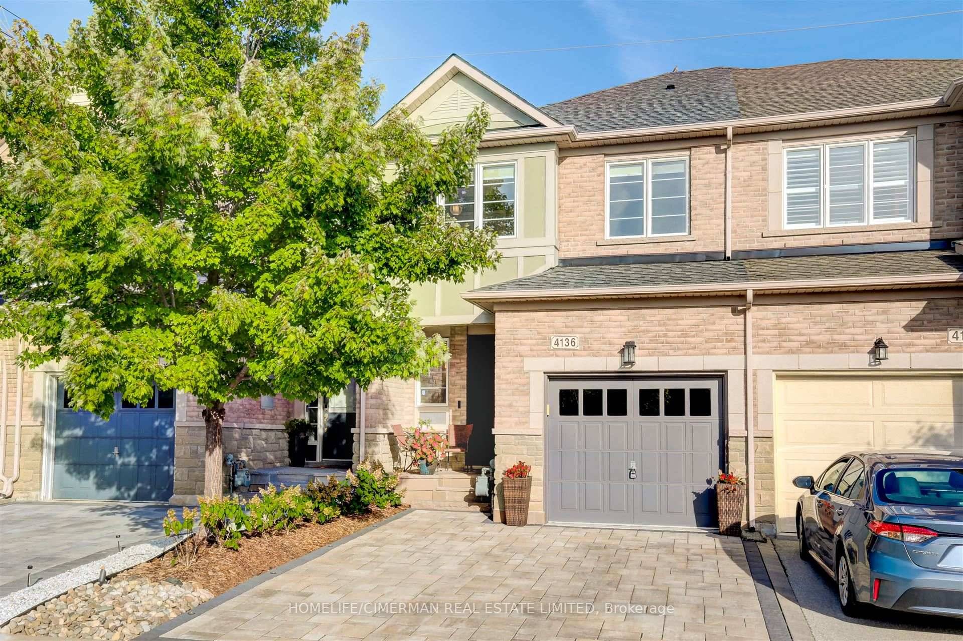 Welcome to this charming freehold townhome.