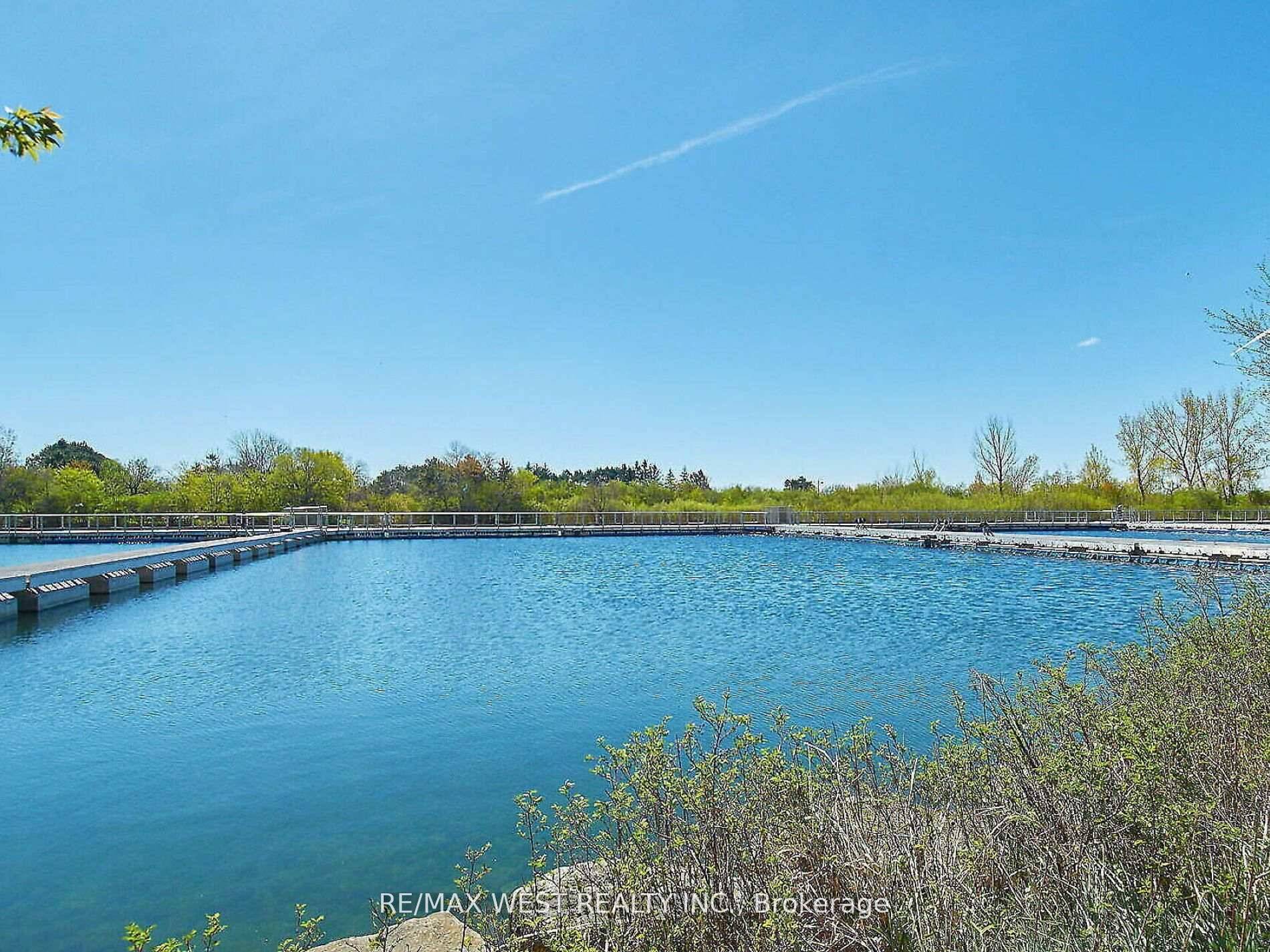 Nestled in South Etobicokes lakeside community, this bright 2 bedroom, 1 bathroom condo offers a spacious layout perfect for professionals, families, and downsizers.