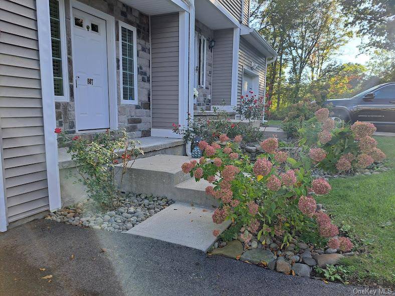 Five years young, beautiful townhome in desirable Windsor Crest is now ready for your next chapter.