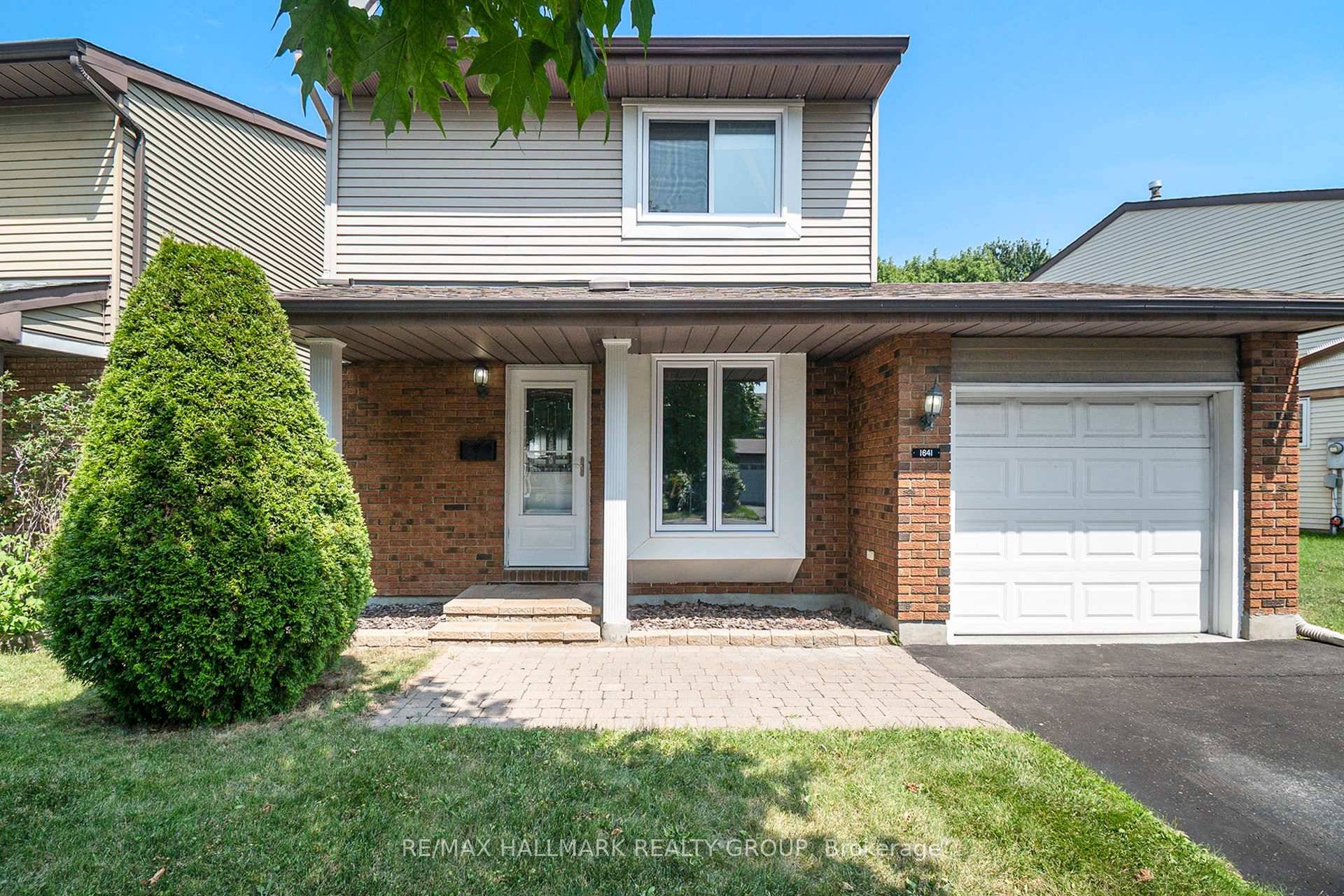 Prime Pineview Location, 3 Bedroom 2 storey Detached Home.