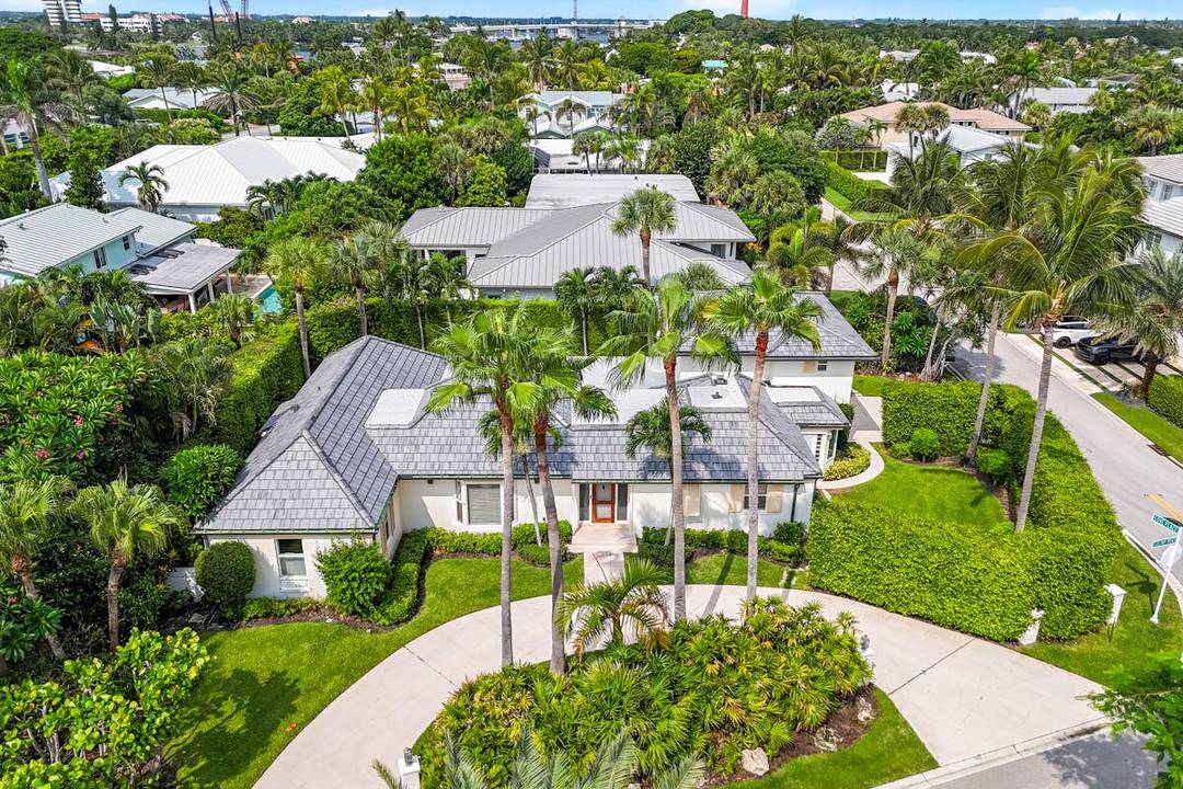 Charming Beachside Home in Jupiter Inlet Colony Walk to the Ocean !