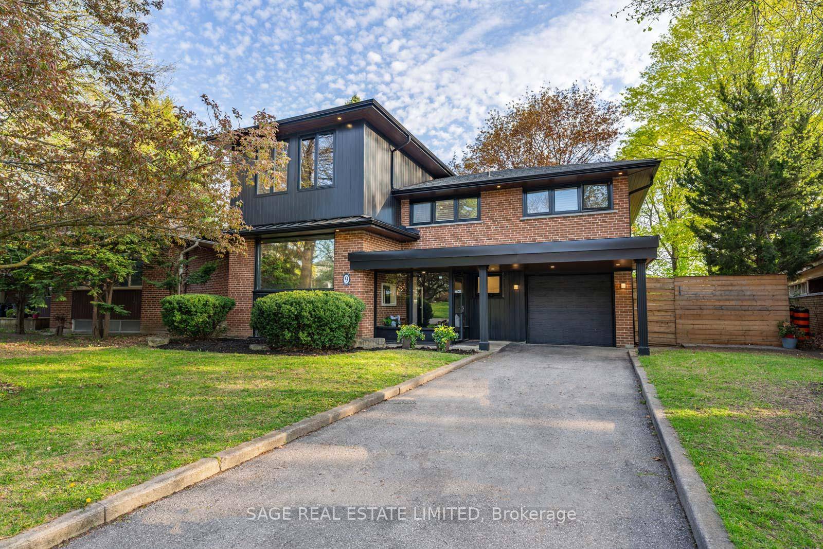 Nestled in the coveted Parkwoods Donalda neighborhood, 9 Lionel Heights offers a harmonious blend of modern luxury and natural tranquillity.